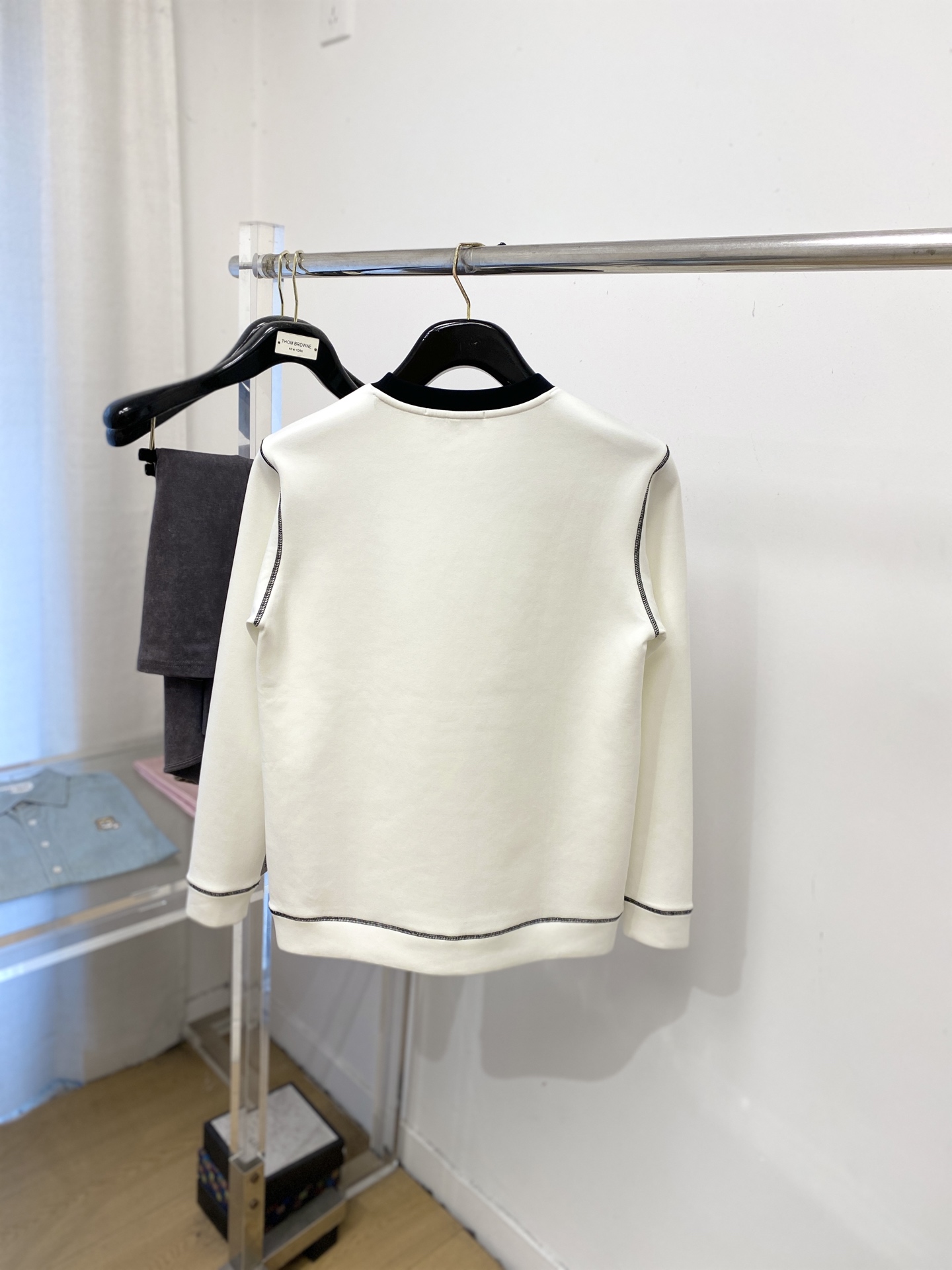 🌾退换！ 普拉达、2025新品长袖卫衣，帅气时尚，胸前五金装饰三角标logo，简约百搭款。面料棉 不仅挺