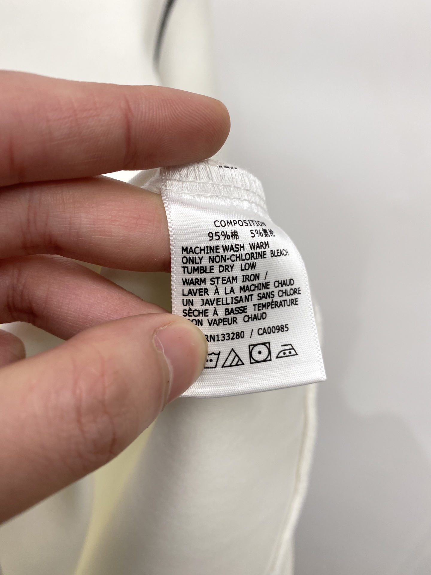 🌾退换！ 普拉达、2025新品长袖卫衣，帅气时尚，胸前五金装饰三角标logo，简约百搭款。面料棉 不仅挺