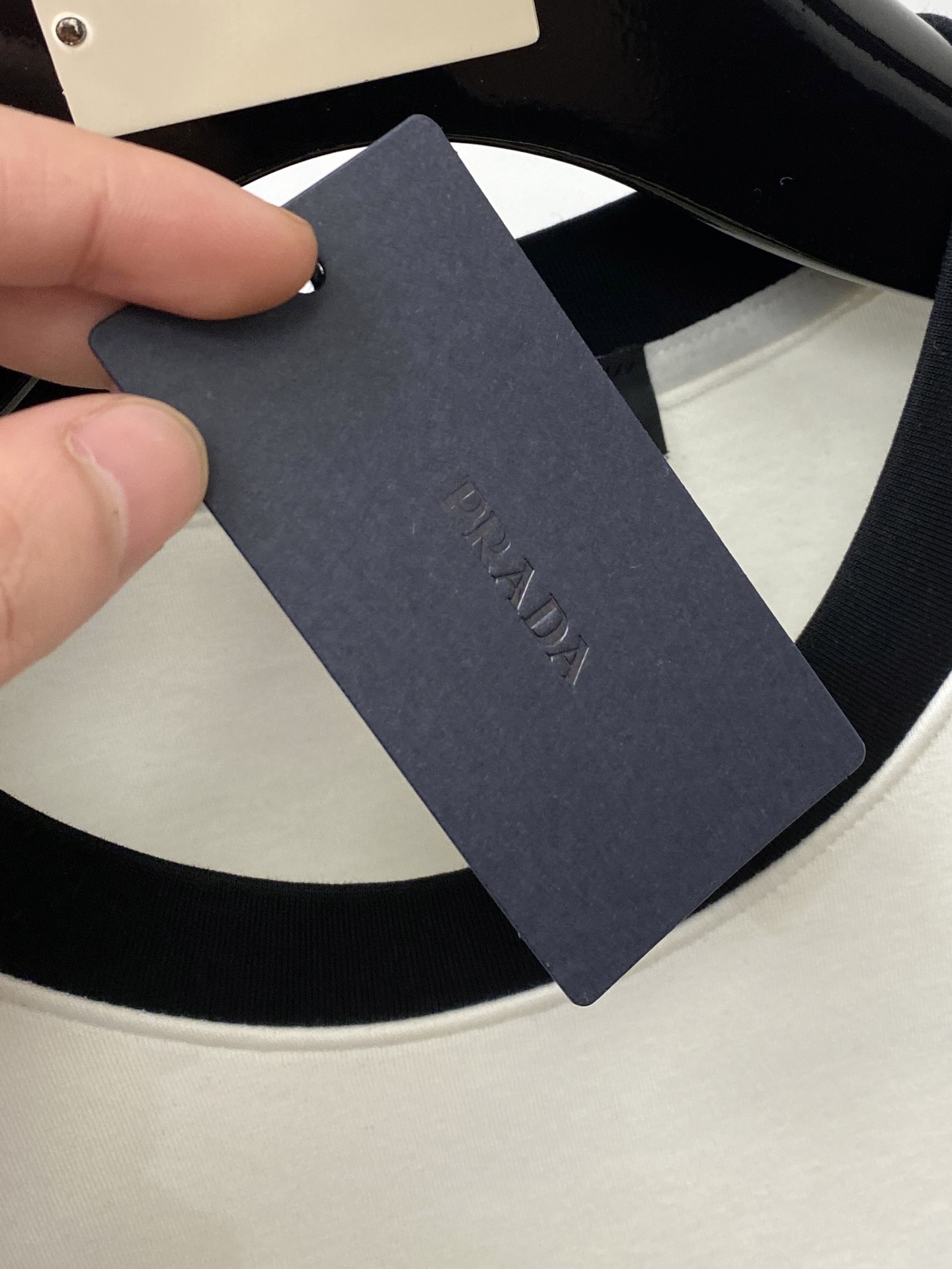 🌾退换！ 普拉达、2025新品长袖卫衣，帅气时尚，胸前五金装饰三角标logo，简约百搭款。面料棉 不仅挺