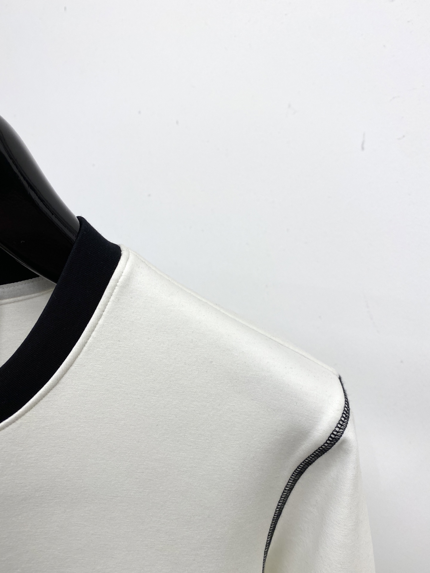 🌾退换！ 普拉达、2025新品长袖卫衣，帅气时尚，胸前五金装饰三角标logo，简约百搭款。面料棉 不仅挺