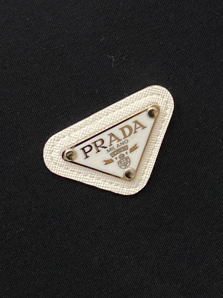 🌾退换！ 普拉达、2025新品长袖卫衣，帅气时尚，胸前五金装饰三角标logo，简约百搭款。面料棉 不仅挺