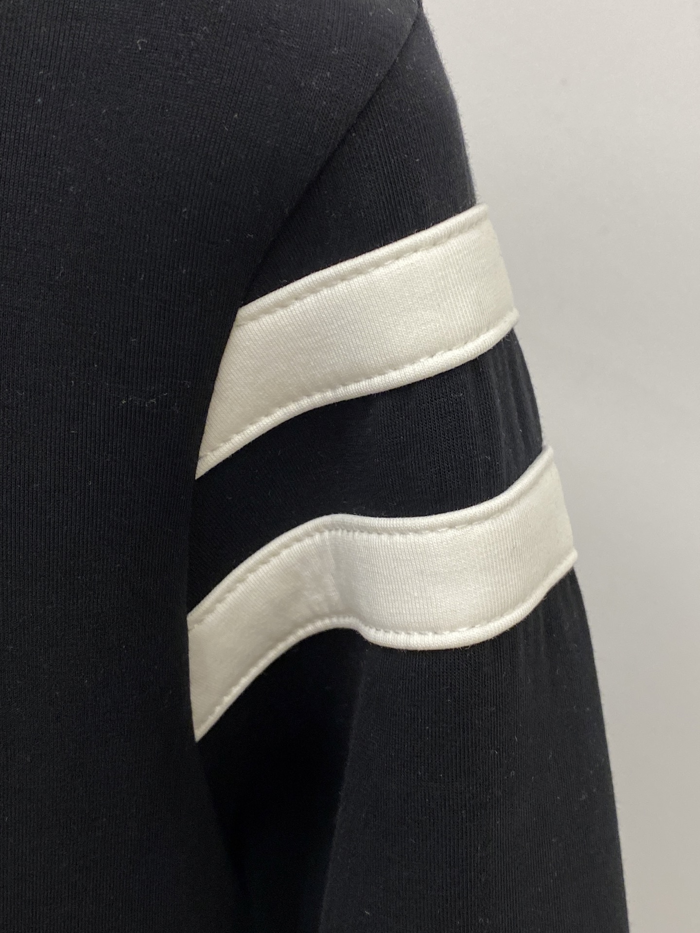 🌾退换！ 普拉达、2025新品长袖卫衣，帅气时尚，胸前五金装饰三角标logo，简约百搭款。面料棉 不仅挺