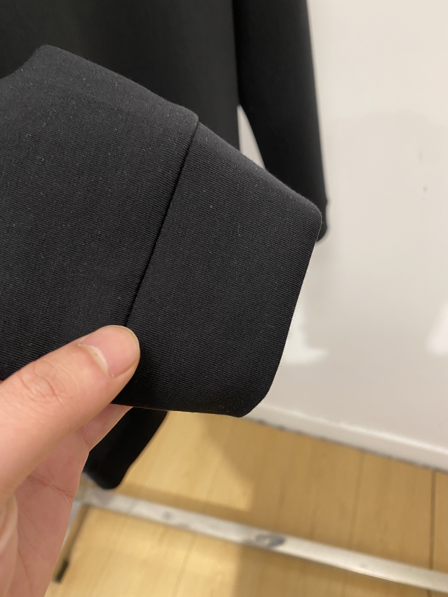 🌾退换！ 普拉达、2025新品长袖卫衣，帅气时尚，胸前五金装饰三角标logo，简约百搭款。面料棉 不仅挺