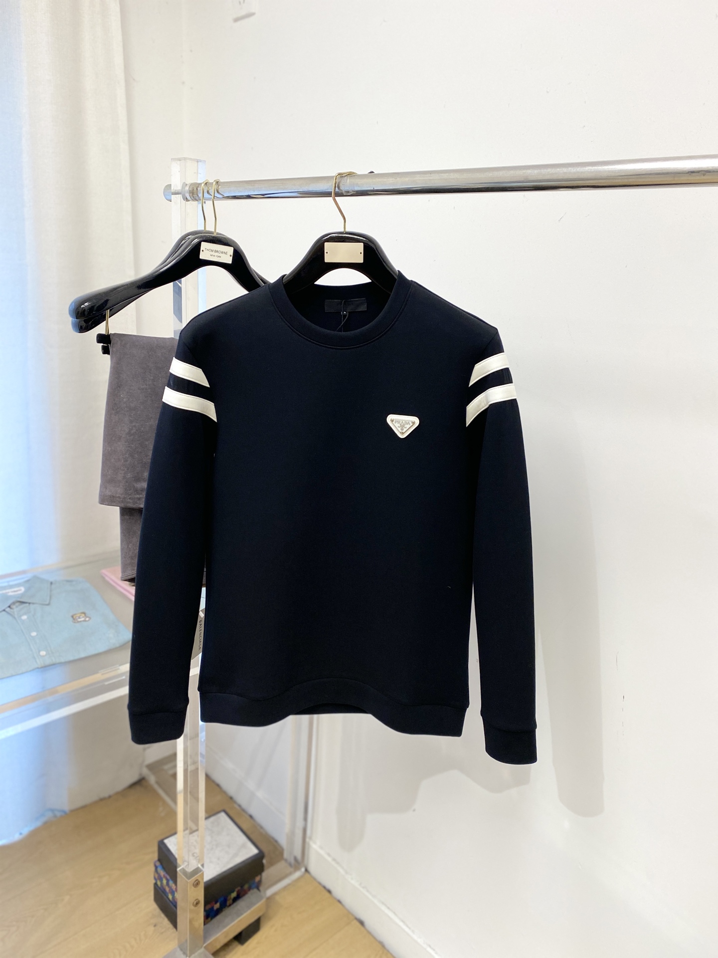 🌾退换！ 普拉达、2025新品长袖卫衣，帅气时尚，胸前五金装饰三角标logo，简约百搭款。面料棉 不仅挺