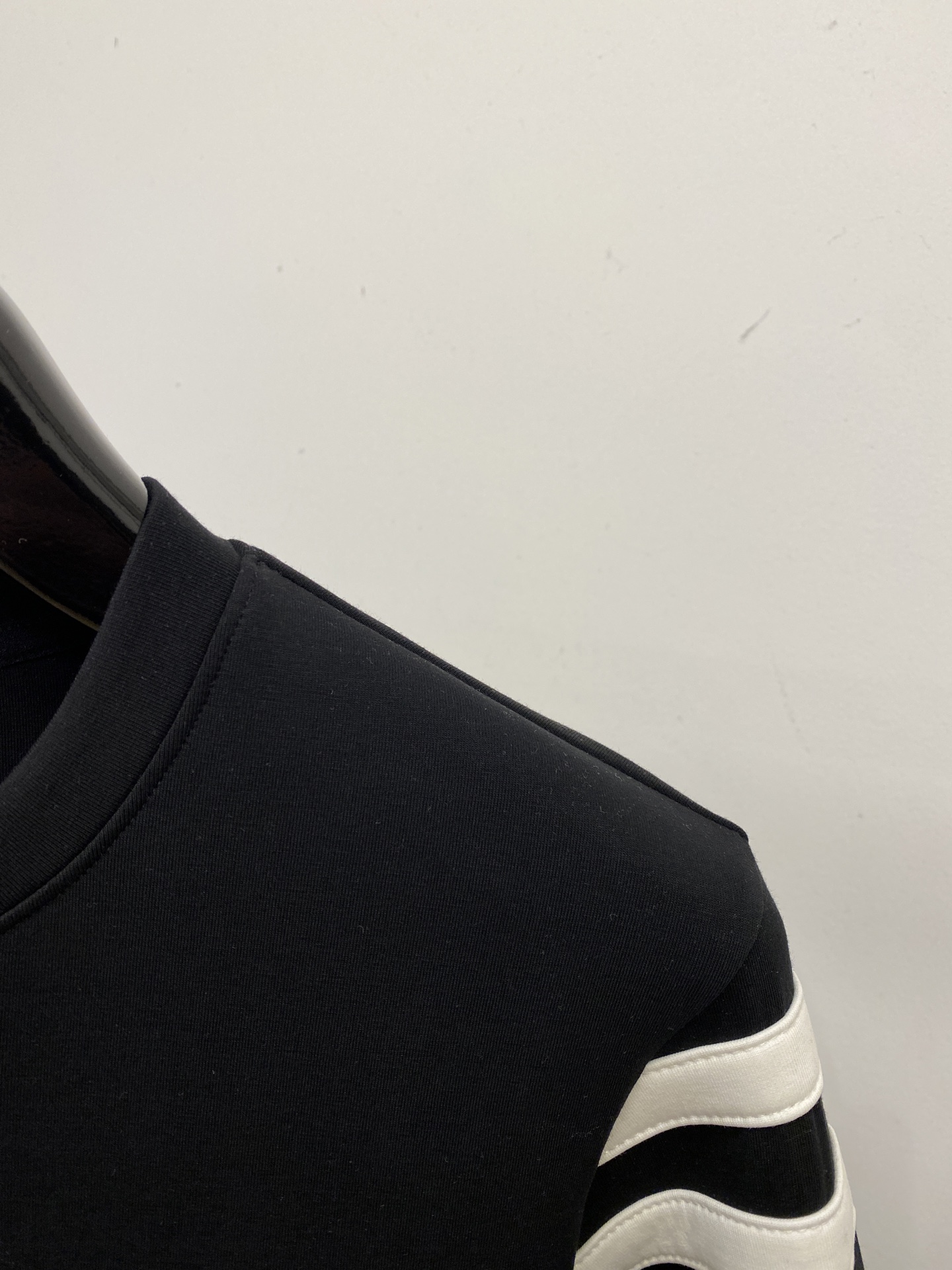 🌾退换！ 普拉达、2025新品长袖卫衣，帅气时尚，胸前五金装饰三角标logo，简约百搭款。面料棉 不仅挺