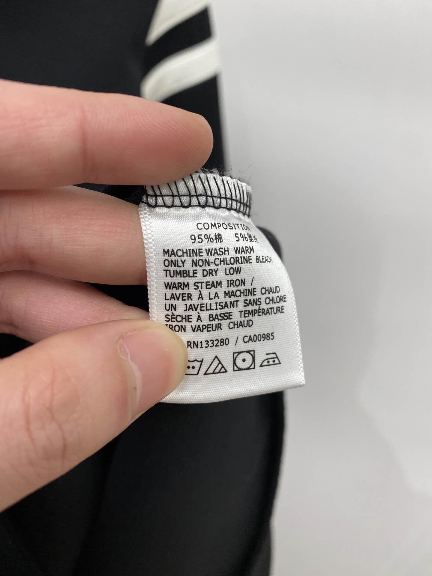 🌾退换！ 普拉达、2025新品长袖卫衣，帅气时尚，胸前五金装饰三角标logo，简约百搭款。面料棉 不仅挺