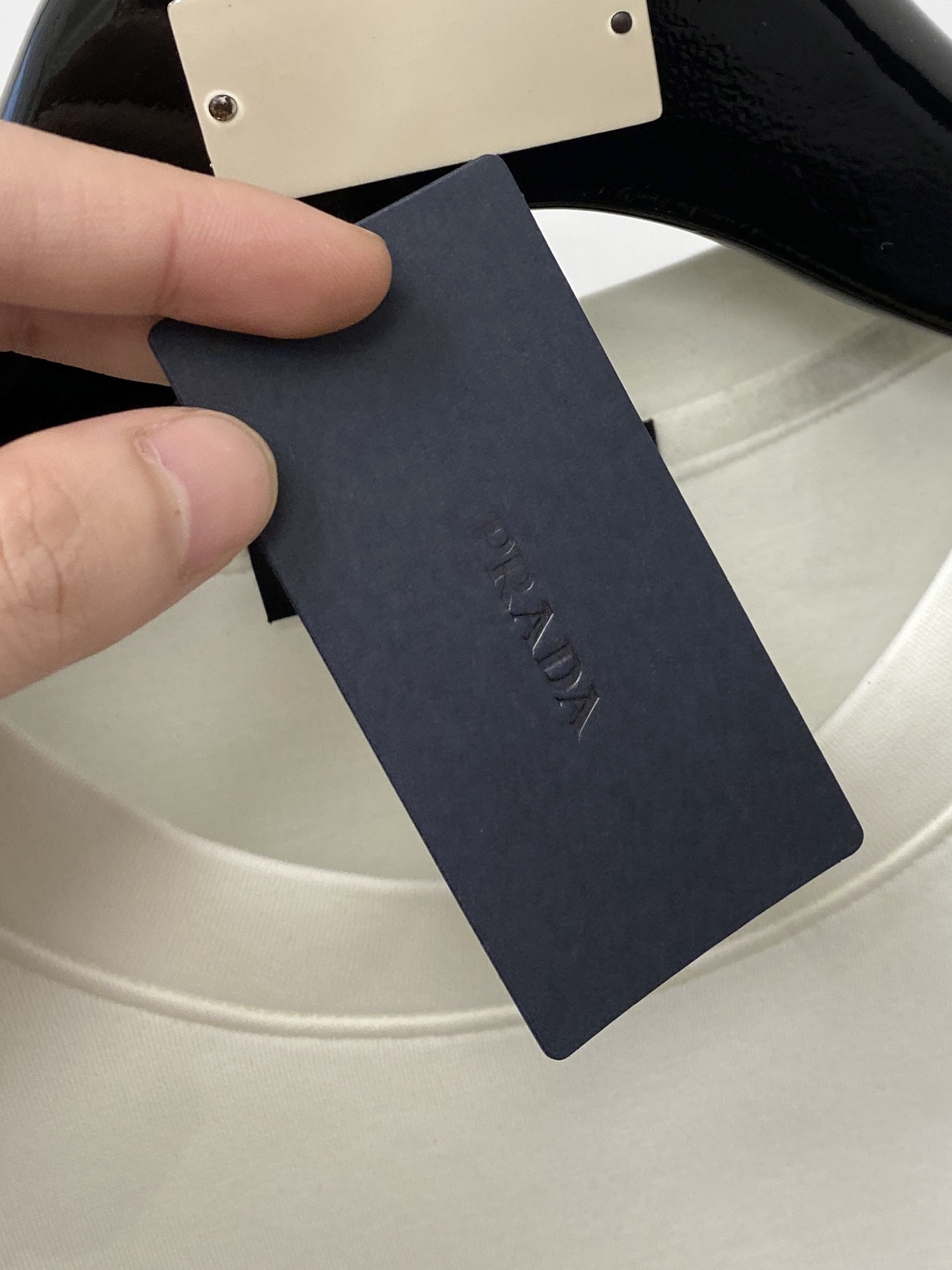 🌾退换！ 普拉达、2025新品长袖卫衣，帅气时尚，胸前五金装饰三角标logo，简约百搭款。面料棉 不仅挺