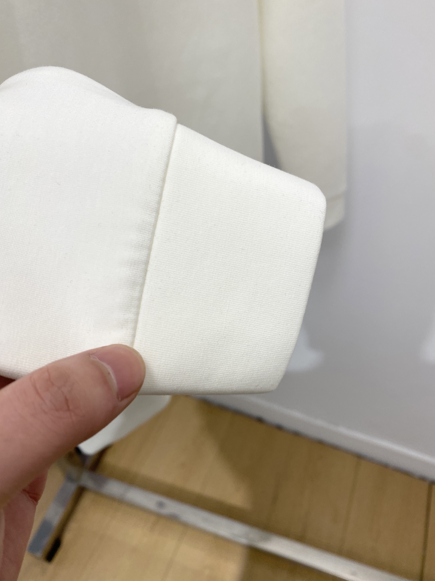 🌾退换！ 普拉达、2025新品长袖卫衣，帅气时尚，胸前五金装饰三角标logo，简约百搭款。面料棉 不仅挺