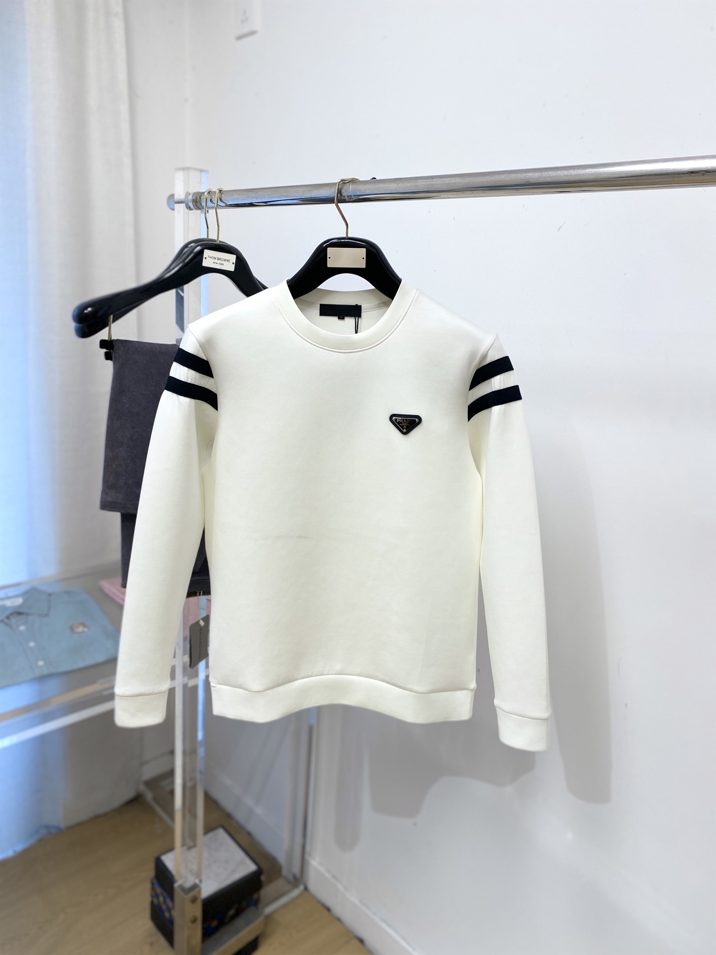 🌾退换！ 普拉达、2025新品长袖卫衣，帅气时尚，胸前五金装饰三角标logo，简约百搭款。面料棉 不仅挺