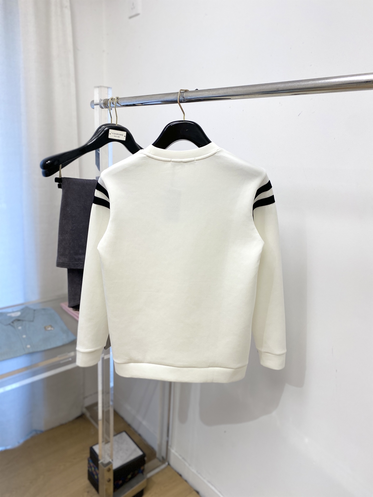 🌾退换！ 普拉达、2025新品长袖卫衣，帅气时尚，胸前五金装饰三角标logo，简约百搭款。面料棉 不仅挺