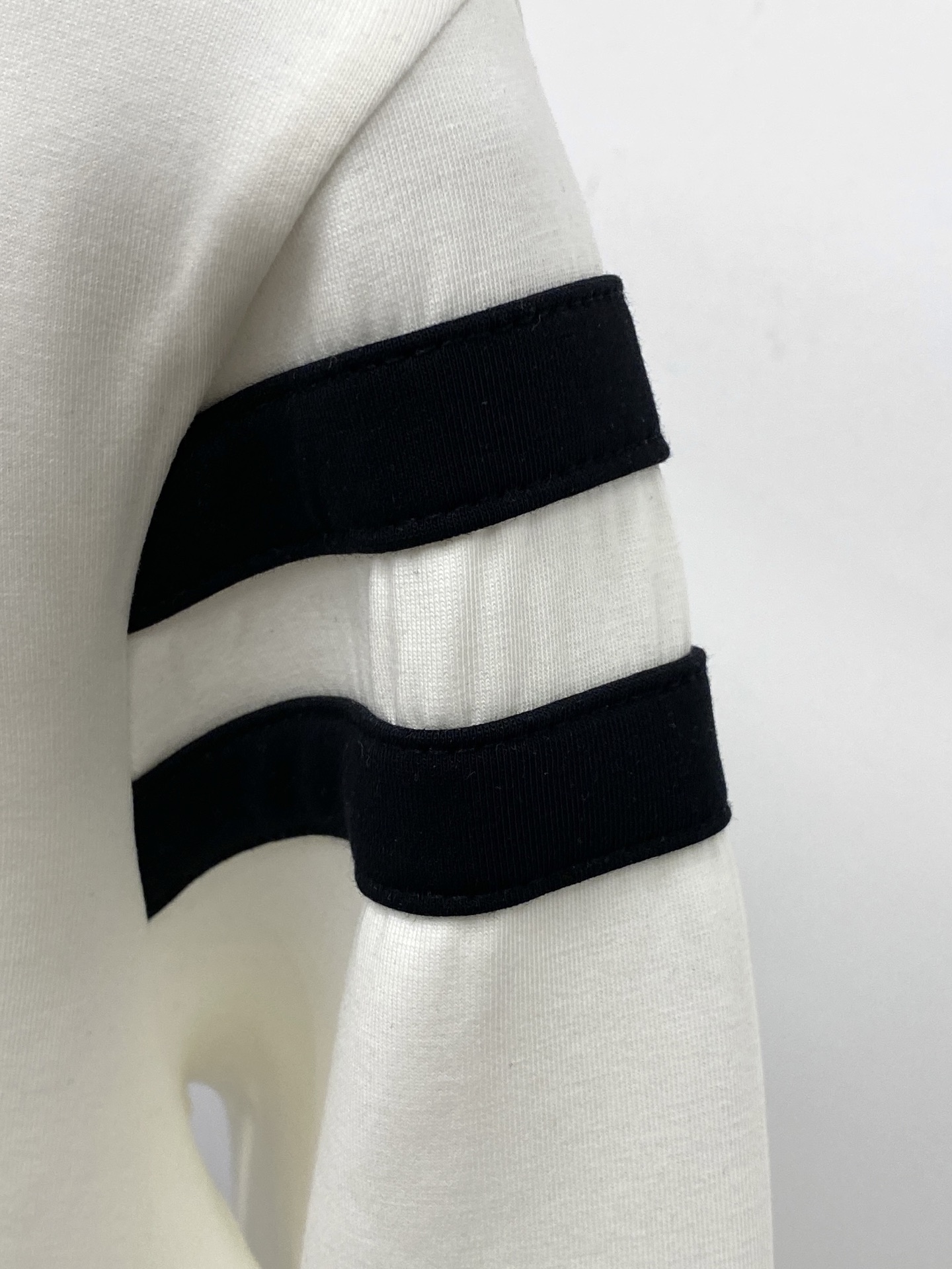 🌾退换！ 普拉达、2025新品长袖卫衣，帅气时尚，胸前五金装饰三角标logo，简约百搭款。面料棉 不仅挺