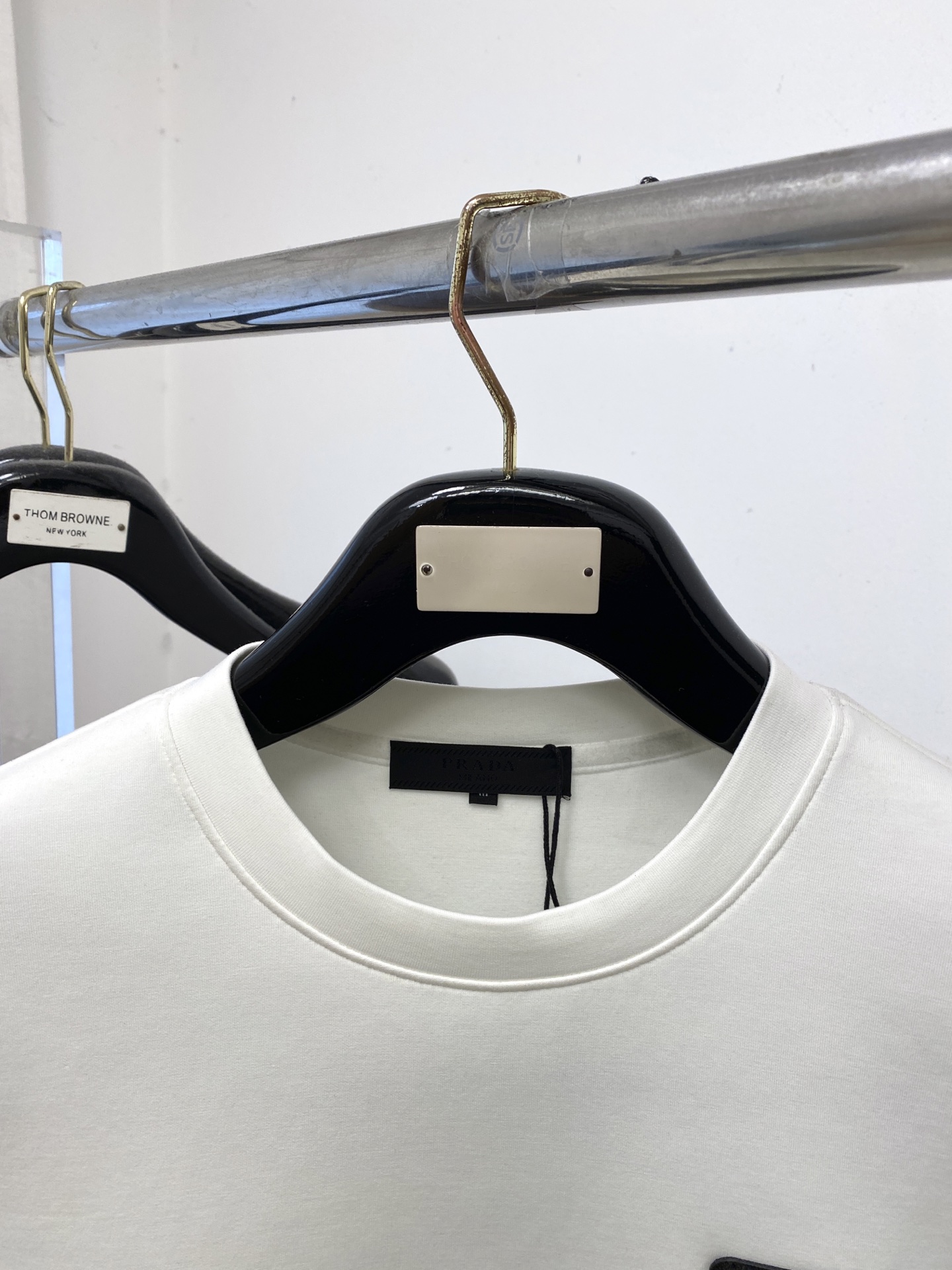 🌾退换！ 普拉达、2025新品长袖卫衣，帅气时尚，胸前五金装饰三角标logo，简约百搭款。面料棉 不仅挺