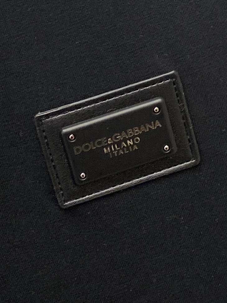 🌾退换！ DG、2025新品长袖卫衣，帅气时尚，胸前五金装饰字母logo，简约百搭款。面料棉 不仅挺括，