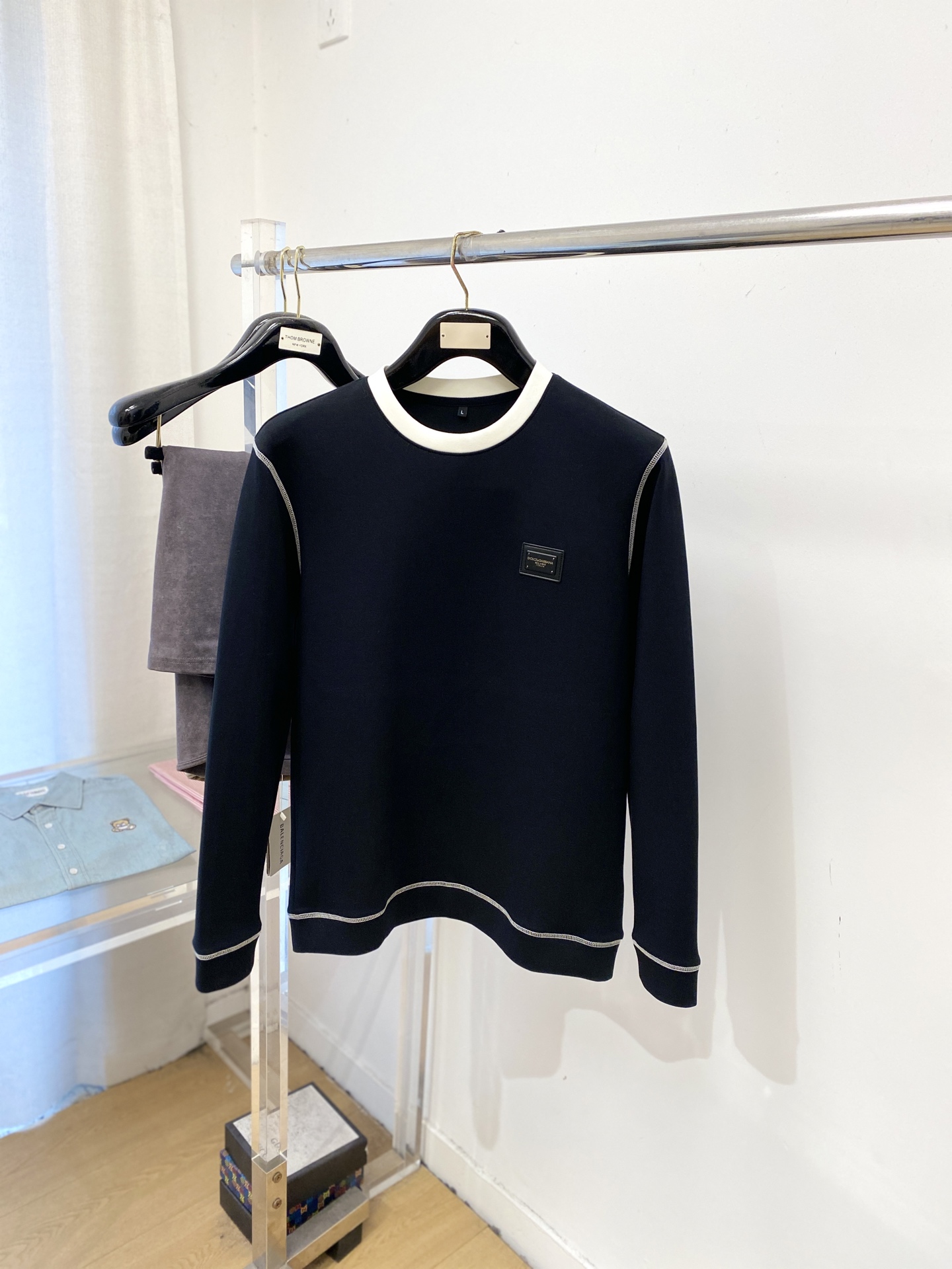 🌾退换！ DG、2025新品长袖卫衣，帅气时尚，胸前五金装饰字母logo，简约百搭款。面料棉 不仅挺括，