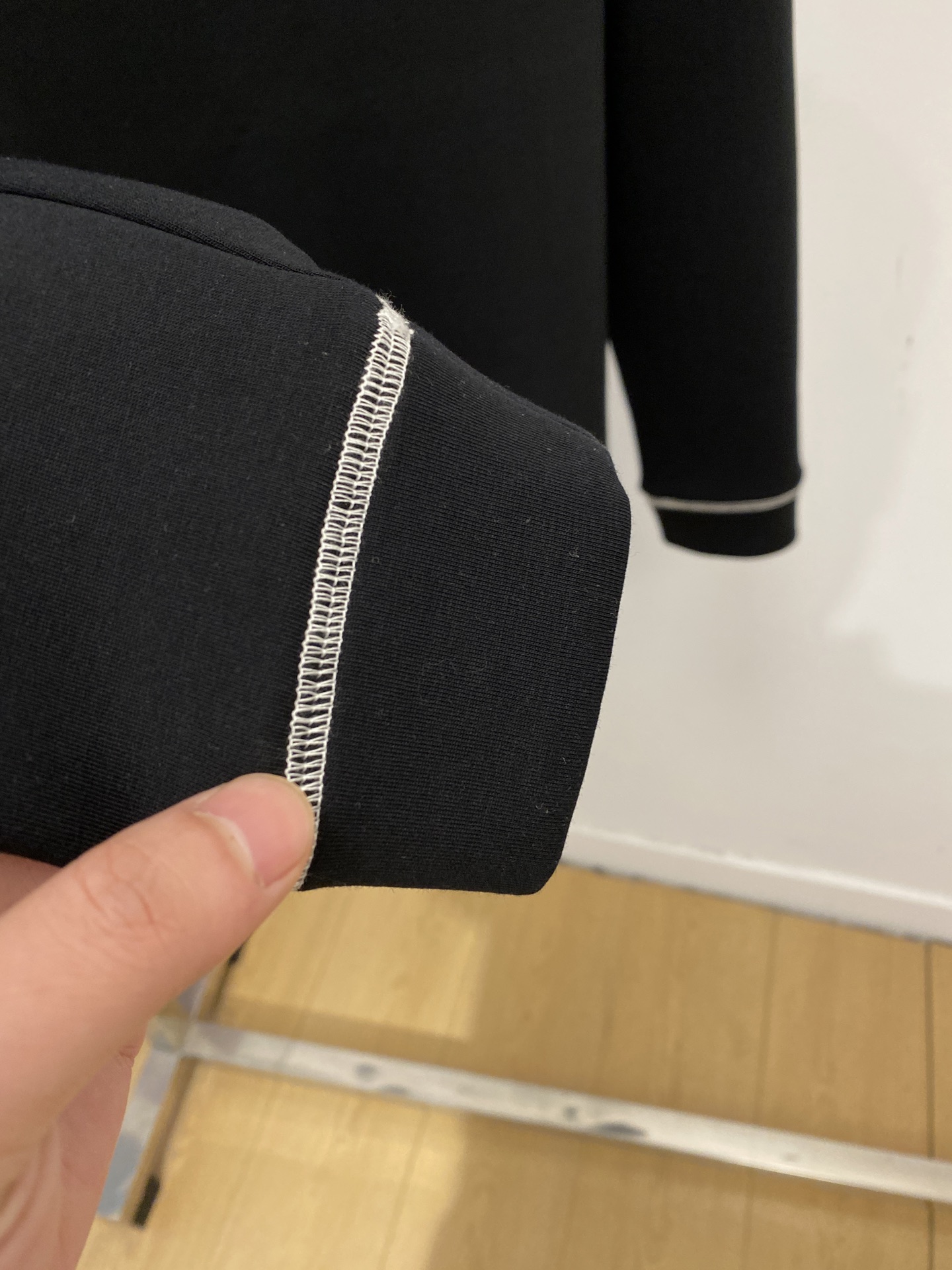 🌾退换！ DG、2025新品长袖卫衣，帅气时尚，胸前五金装饰字母logo，简约百搭款。面料棉 不仅挺括，