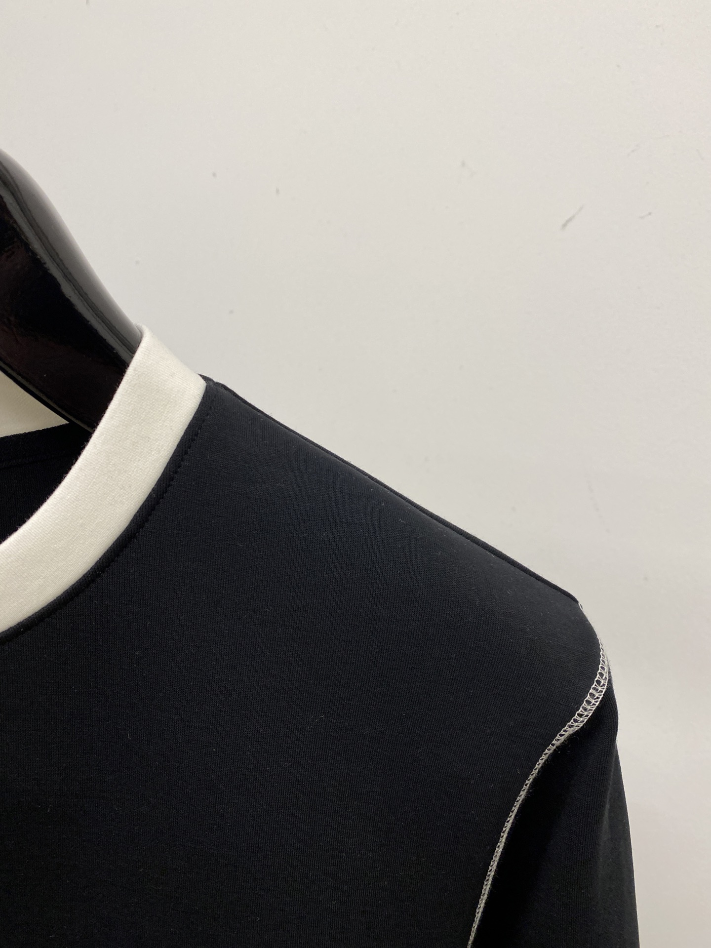 🌾退换！ DG、2025新品长袖卫衣，帅气时尚，胸前五金装饰字母logo，简约百搭款。面料棉 不仅挺括，