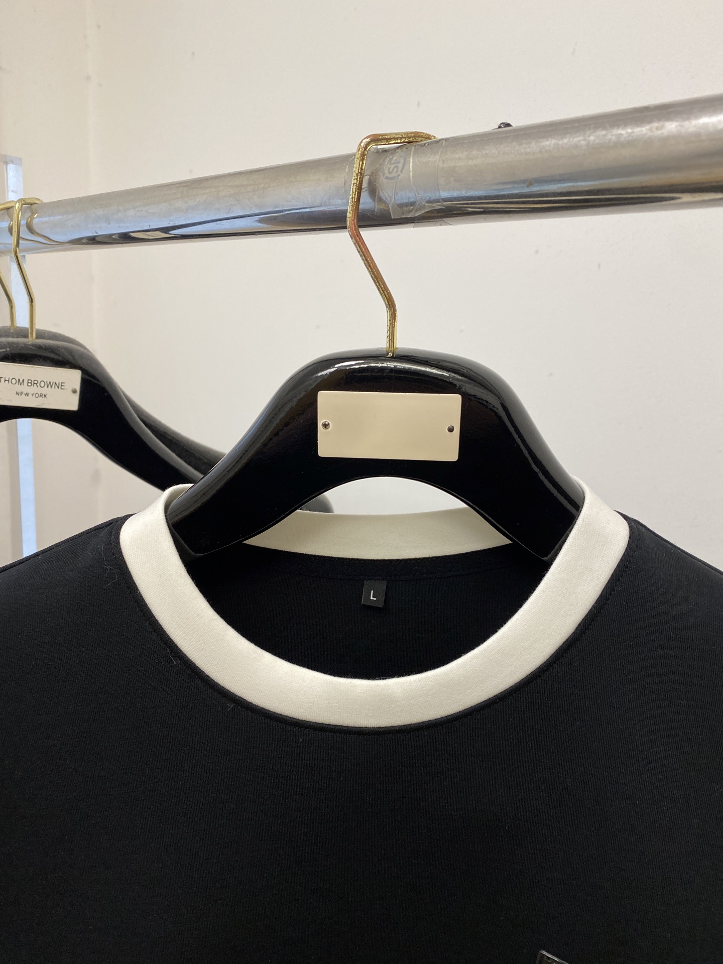 🌾退换！ DG、2025新品长袖卫衣，帅气时尚，胸前五金装饰字母logo，简约百搭款。面料棉 不仅挺括，