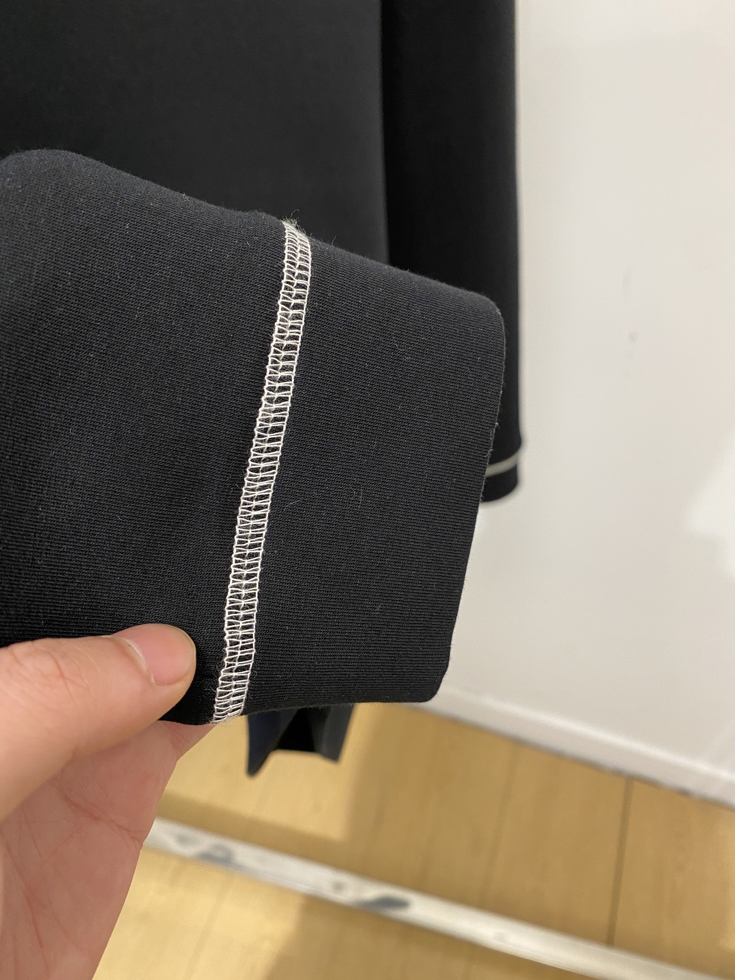 🌾退换！ DG、2025新品长袖卫衣，帅气时尚，胸前五金装饰字母logo，简约百搭款。面料棉 不仅挺括，