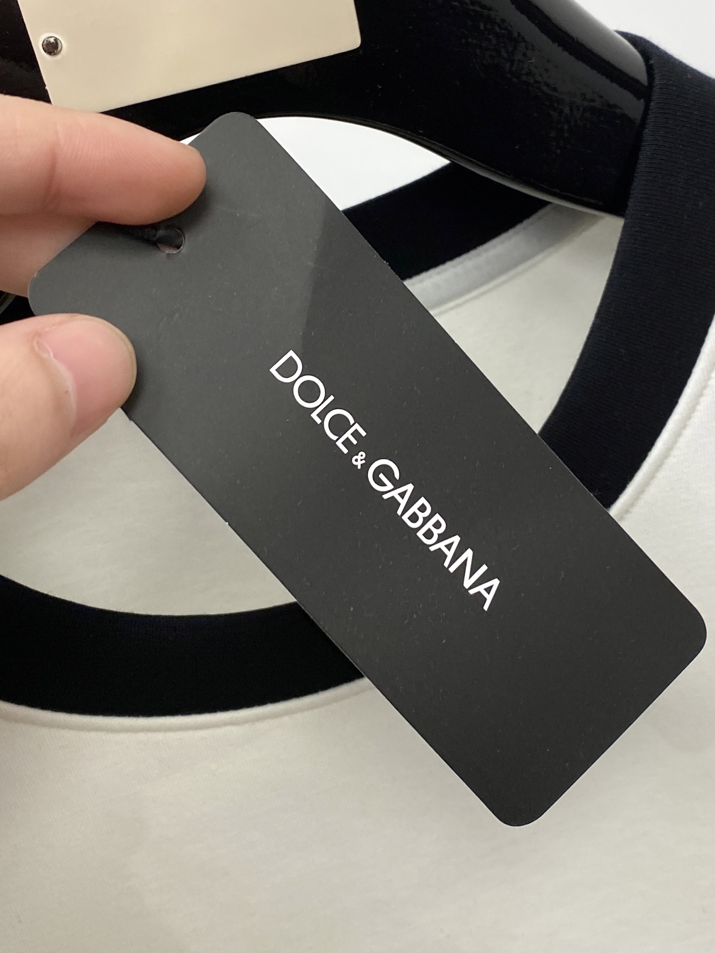 🌾退换！ DG、2025新品长袖卫衣，帅气时尚，胸前五金装饰字母logo，简约百搭款。面料棉 不仅挺括，