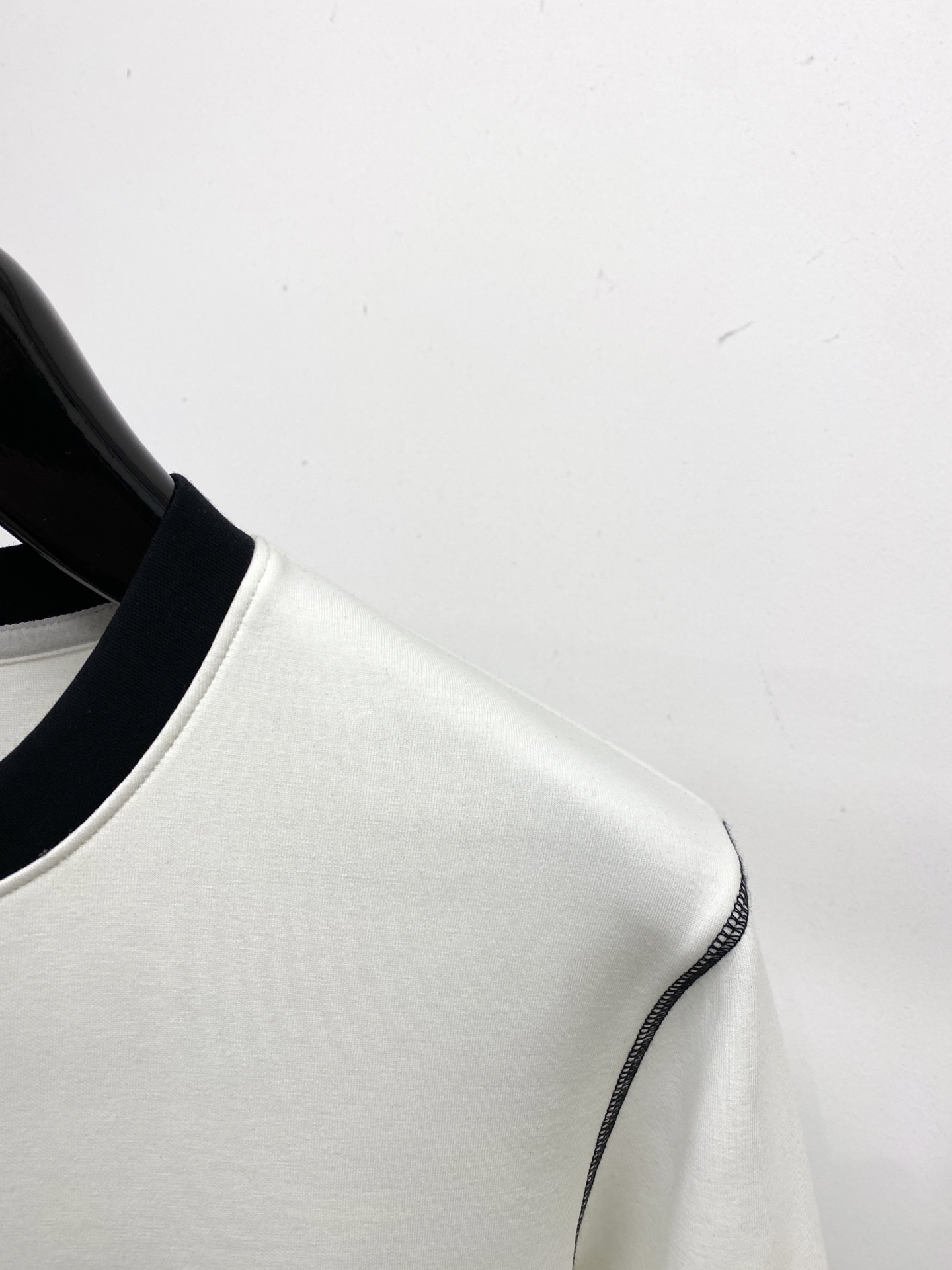 🌾退换！ DG、2025新品长袖卫衣，帅气时尚，胸前五金装饰字母logo，简约百搭款。面料棉 不仅挺括，