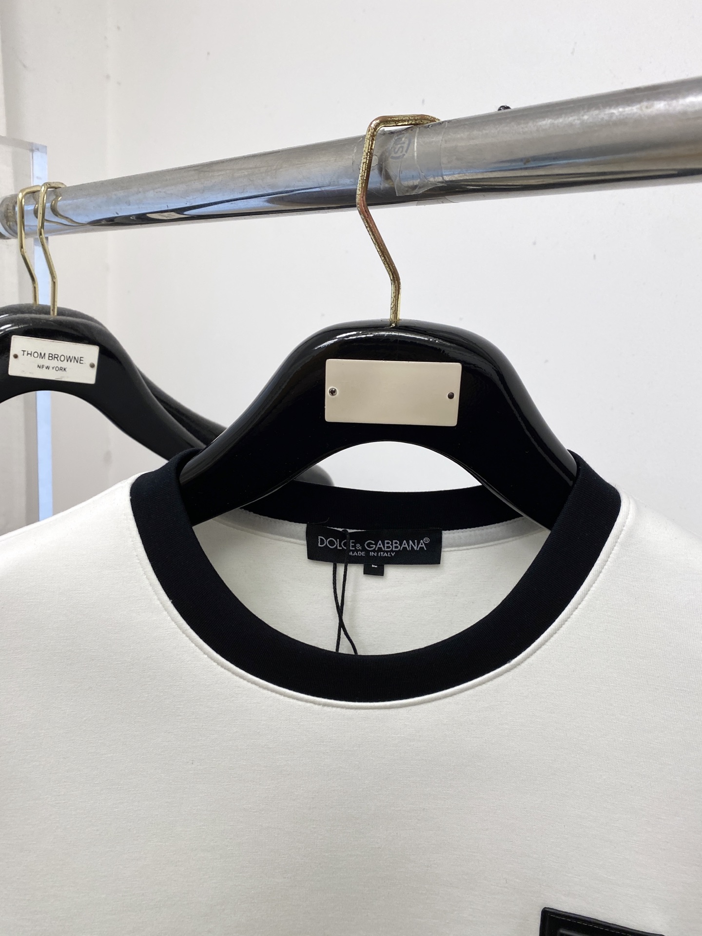 🌾退换！ DG、2025新品长袖卫衣，帅气时尚，胸前五金装饰字母logo，简约百搭款。面料棉 不仅挺括，