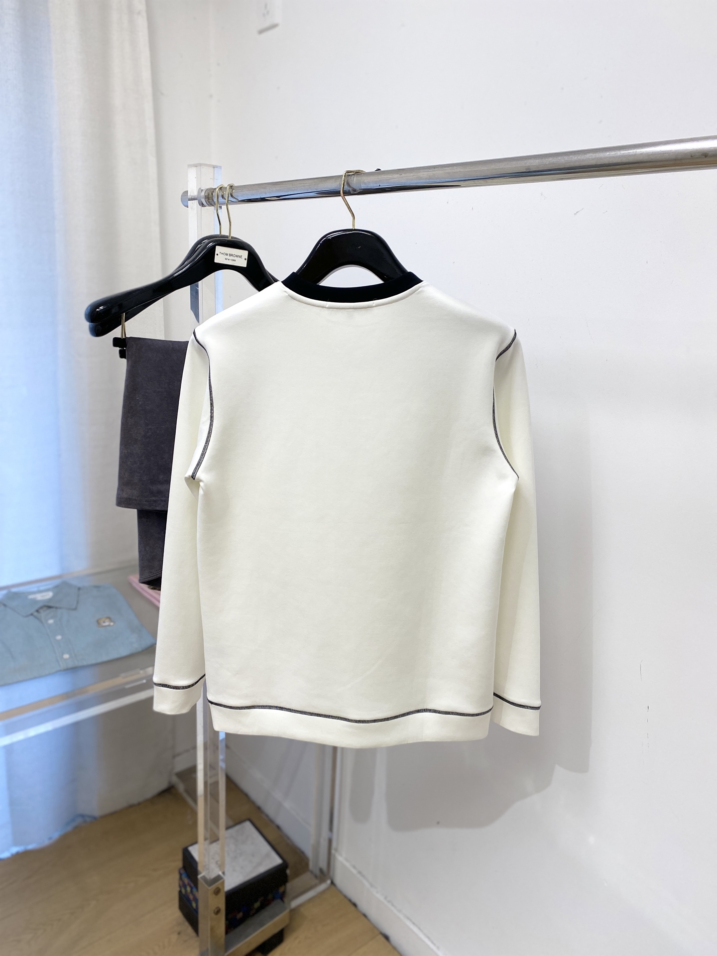 🌾退换！ DG、2025新品长袖卫衣，帅气时尚，胸前五金装饰字母logo，简约百搭款。面料棉 不仅挺括，