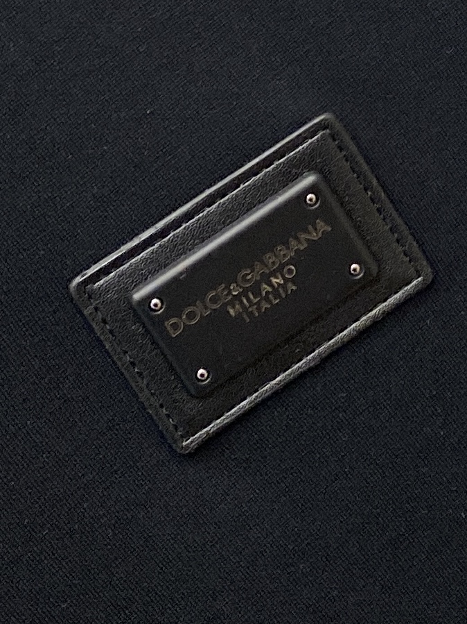 🌾退换！ DG、2025新品长袖卫衣，帅气时尚，胸前五金装饰字母logo，简约百搭款。面料棉 不仅挺括，