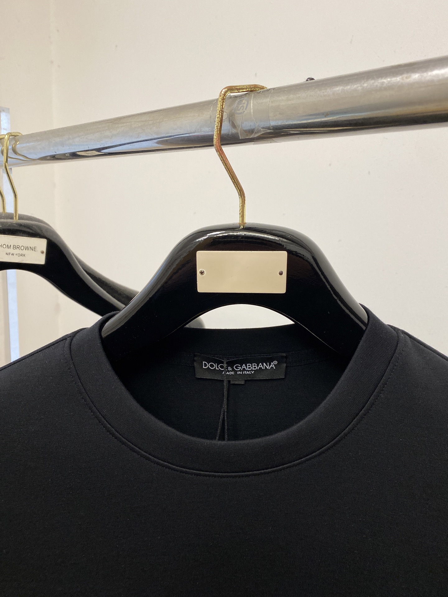 🌾退换！ DG、2025新品长袖卫衣，帅气时尚，胸前五金装饰字母logo，简约百搭款。面料棉 不仅挺括，