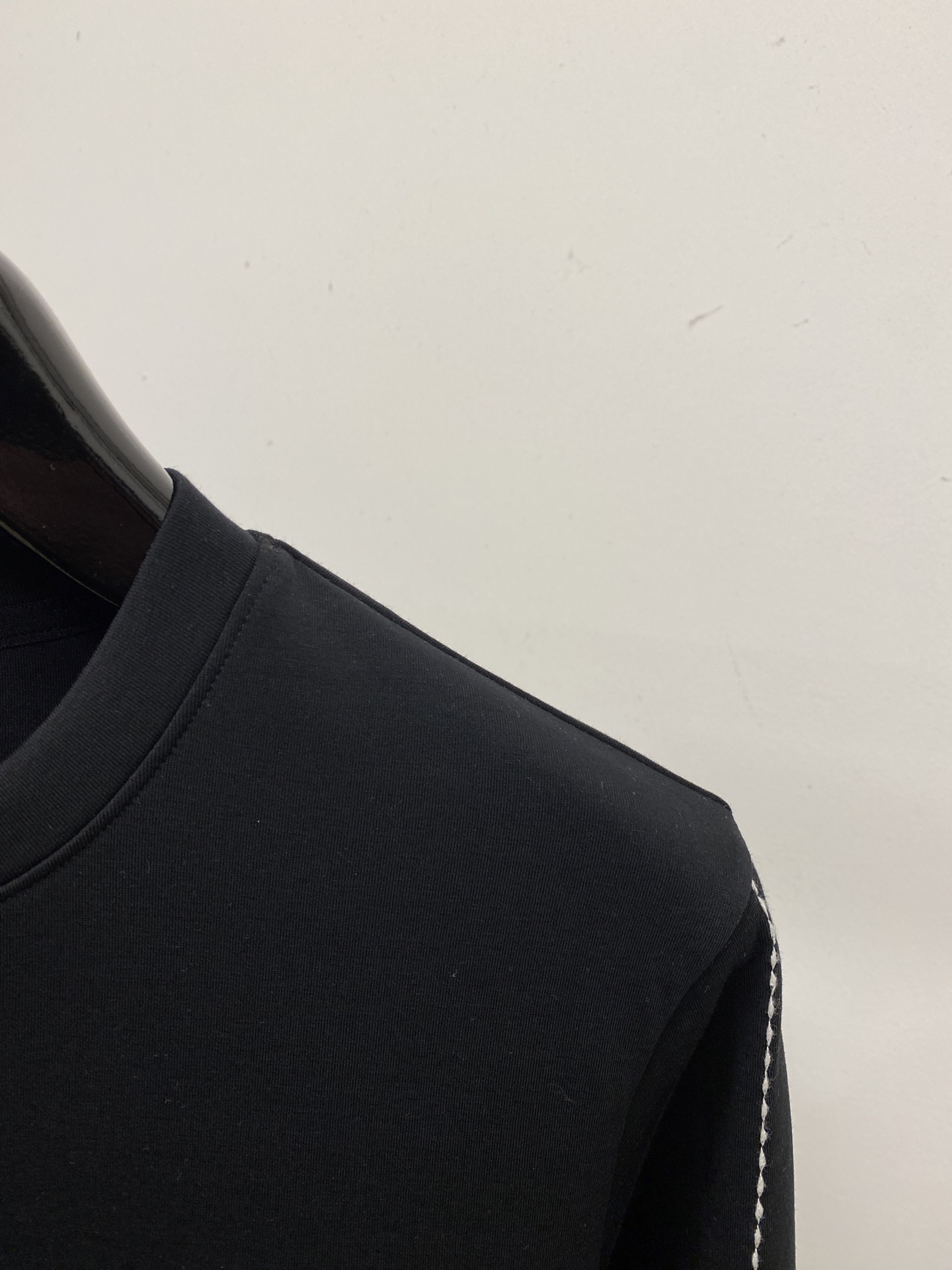 🌾退换！ DG、2025新品长袖卫衣，帅气时尚，胸前五金装饰字母logo，简约百搭款。面料棉 不仅挺括，