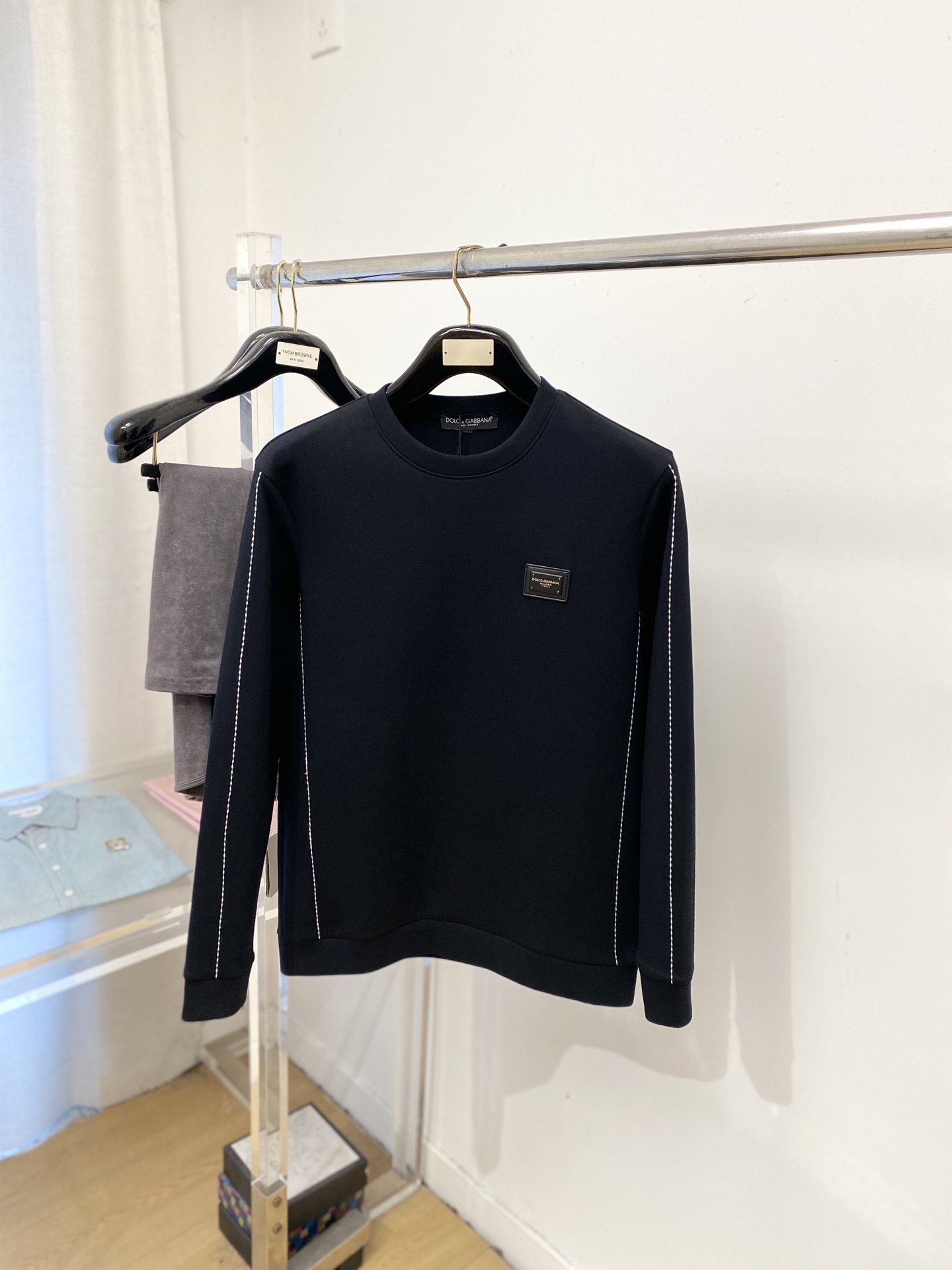 🌾退换！ DG、2025新品长袖卫衣，帅气时尚，胸前五金装饰字母logo，简约百搭款。面料棉 不仅挺括，