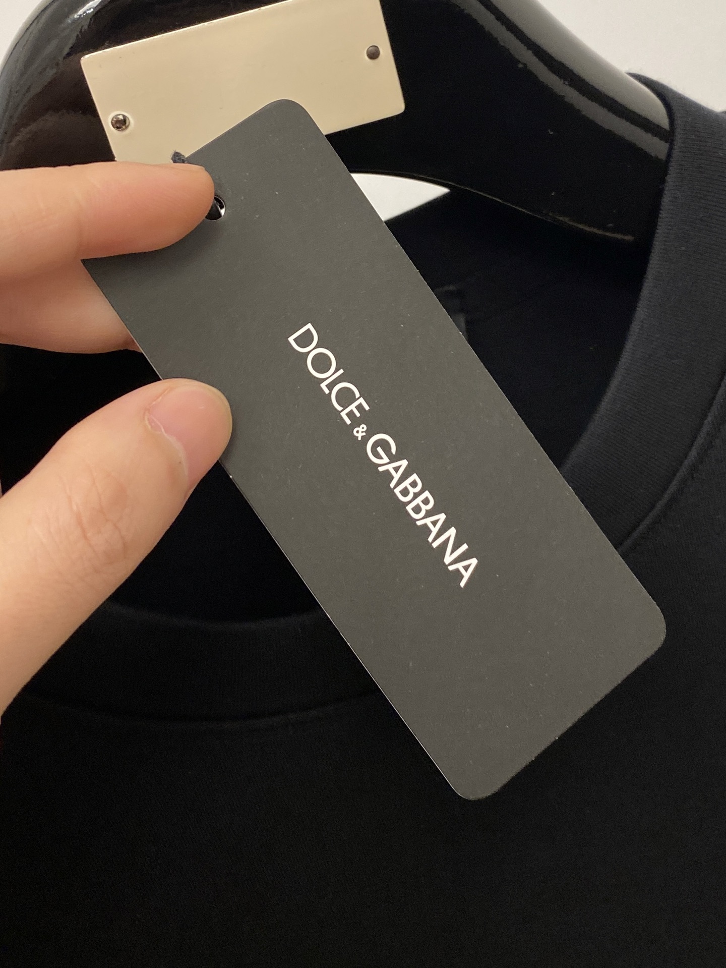 🌾退换！ DG、2025新品长袖卫衣，帅气时尚，胸前五金装饰字母logo，简约百搭款。面料棉 不仅挺括，