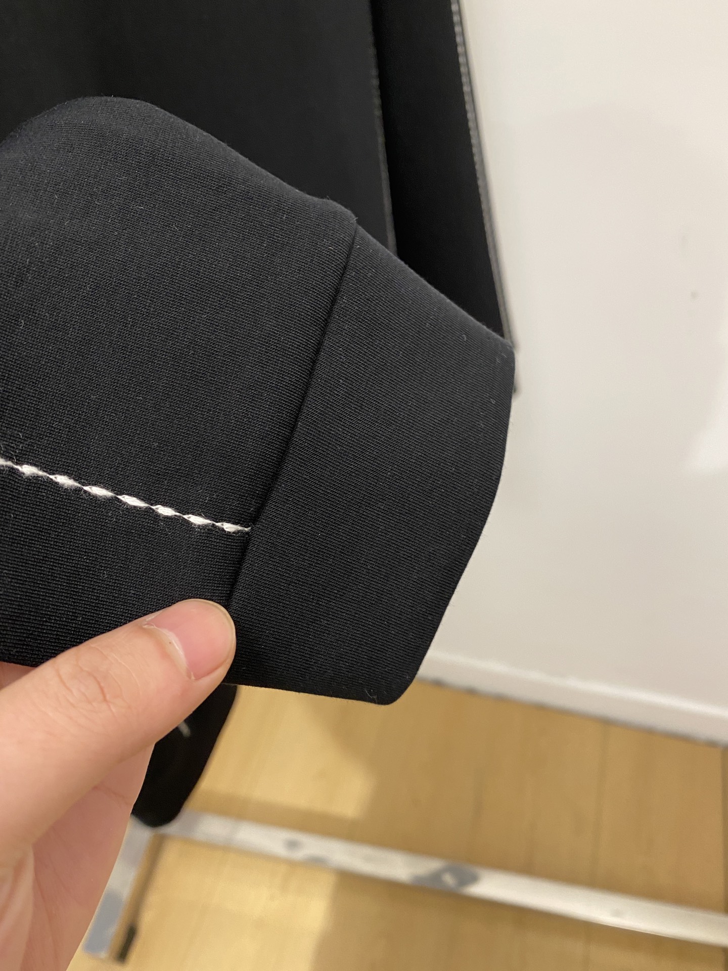 🌾退换！ DG、2025新品长袖卫衣，帅气时尚，胸前五金装饰字母logo，简约百搭款。面料棉 不仅挺括，