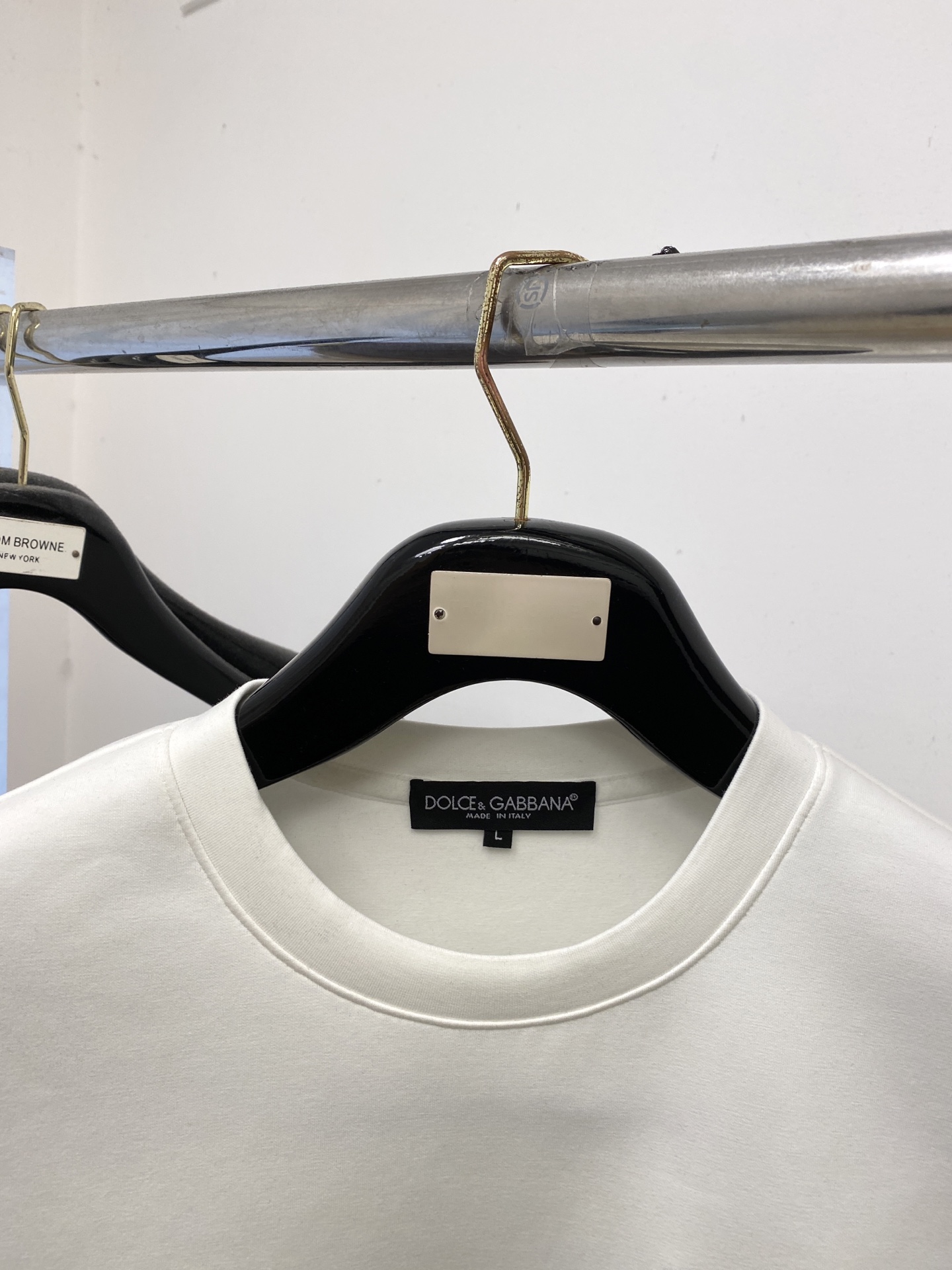 🌾退换！ DG、2025新品长袖卫衣，帅气时尚，胸前五金装饰字母logo，简约百搭款。面料棉 不仅挺括，