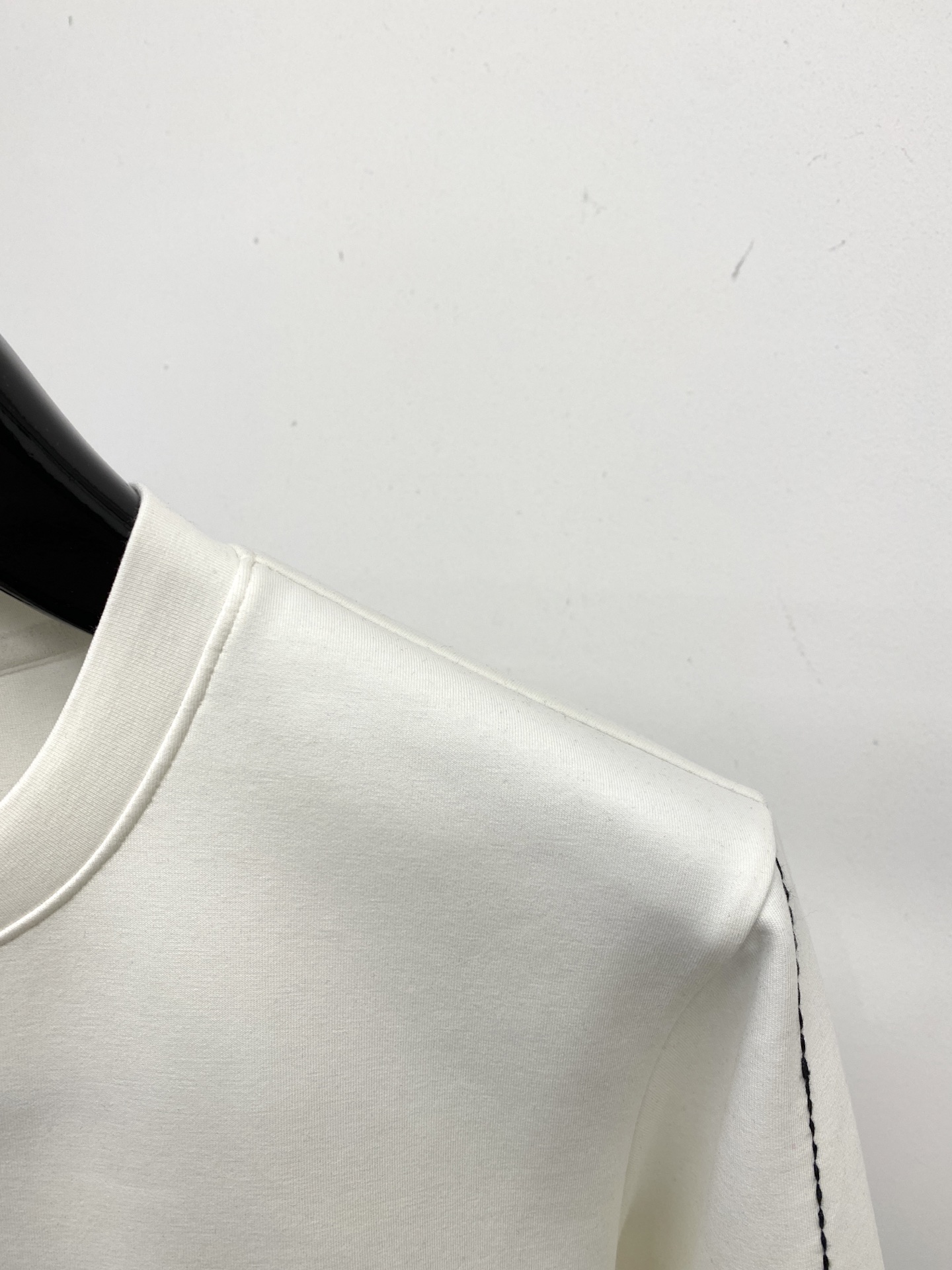 🌾退换！ DG、2025新品长袖卫衣，帅气时尚，胸前五金装饰字母logo，简约百搭款。面料棉 不仅挺括，