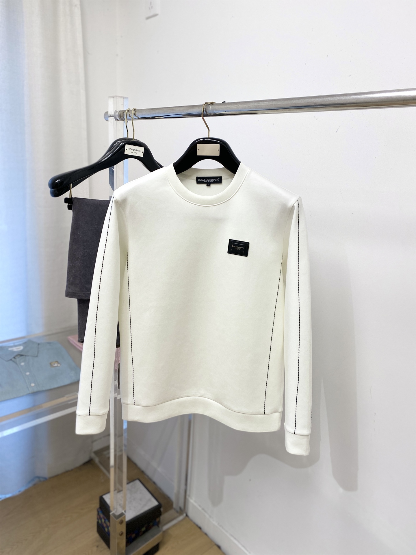 🌾退换！ DG、2025新品长袖卫衣，帅气时尚，胸前五金装饰字母logo，简约百搭款。面料棉 不仅挺括，