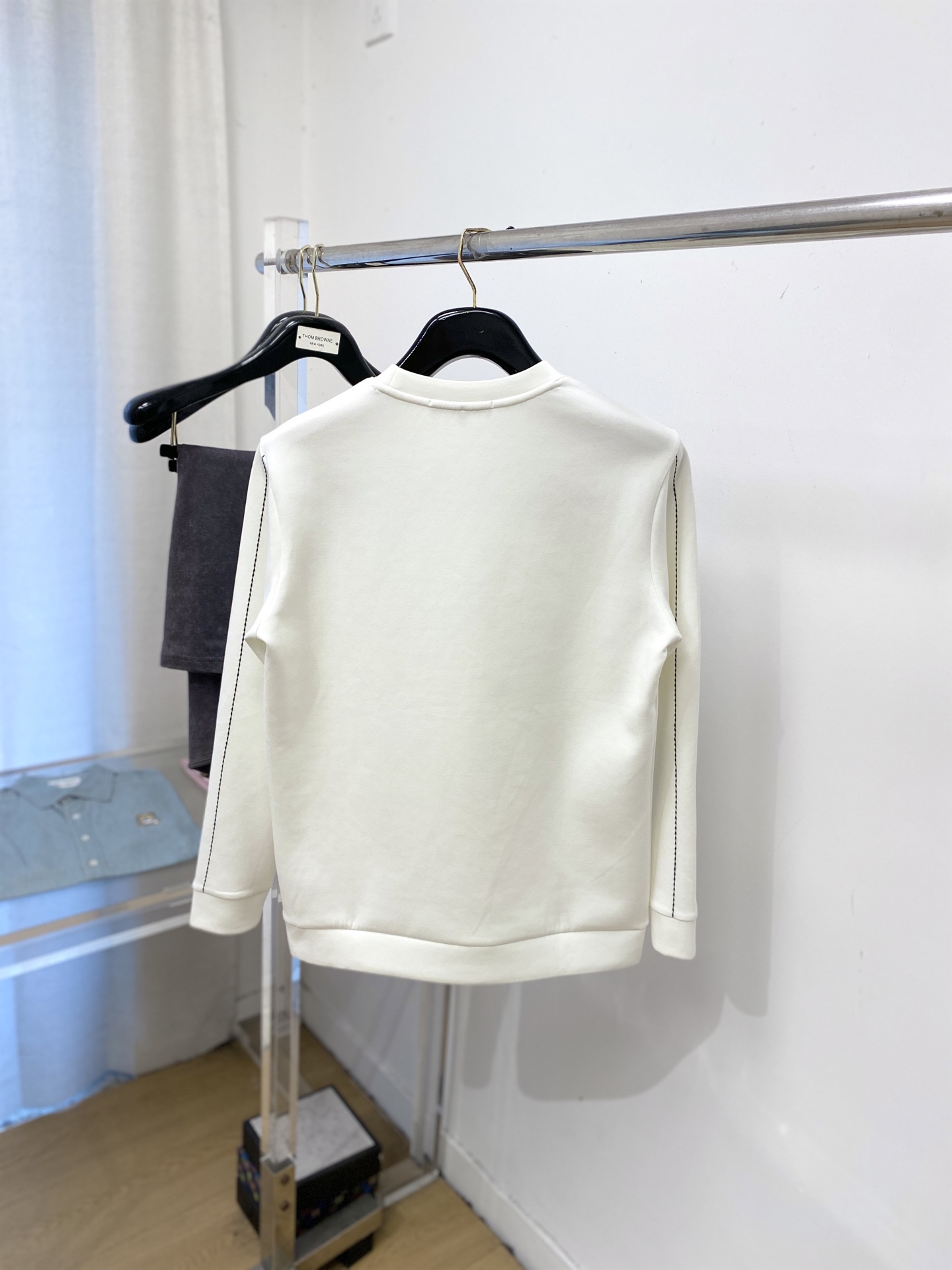 🌾退换！ DG、2025新品长袖卫衣，帅气时尚，胸前五金装饰字母logo，简约百搭款。面料棉 不仅挺括，