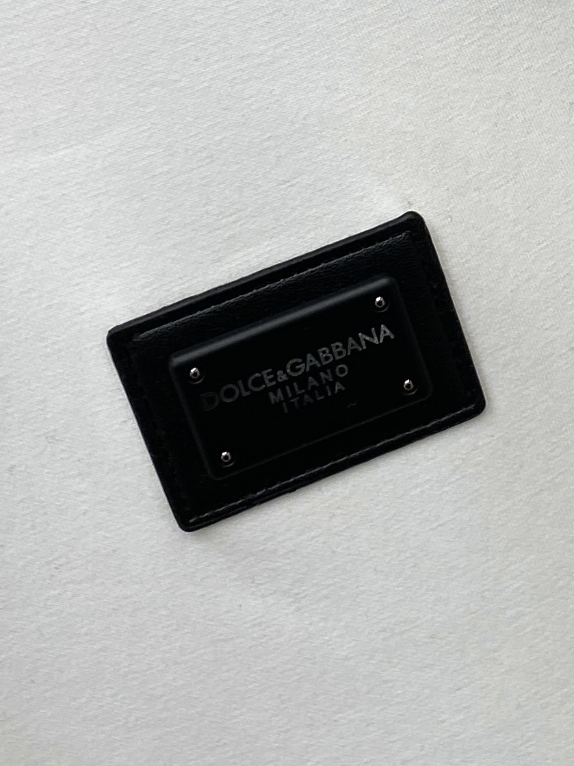 🌾退换！ DG、2025新品长袖卫衣，帅气时尚，胸前五金装饰字母logo，简约百搭款。面料棉 不仅挺括，