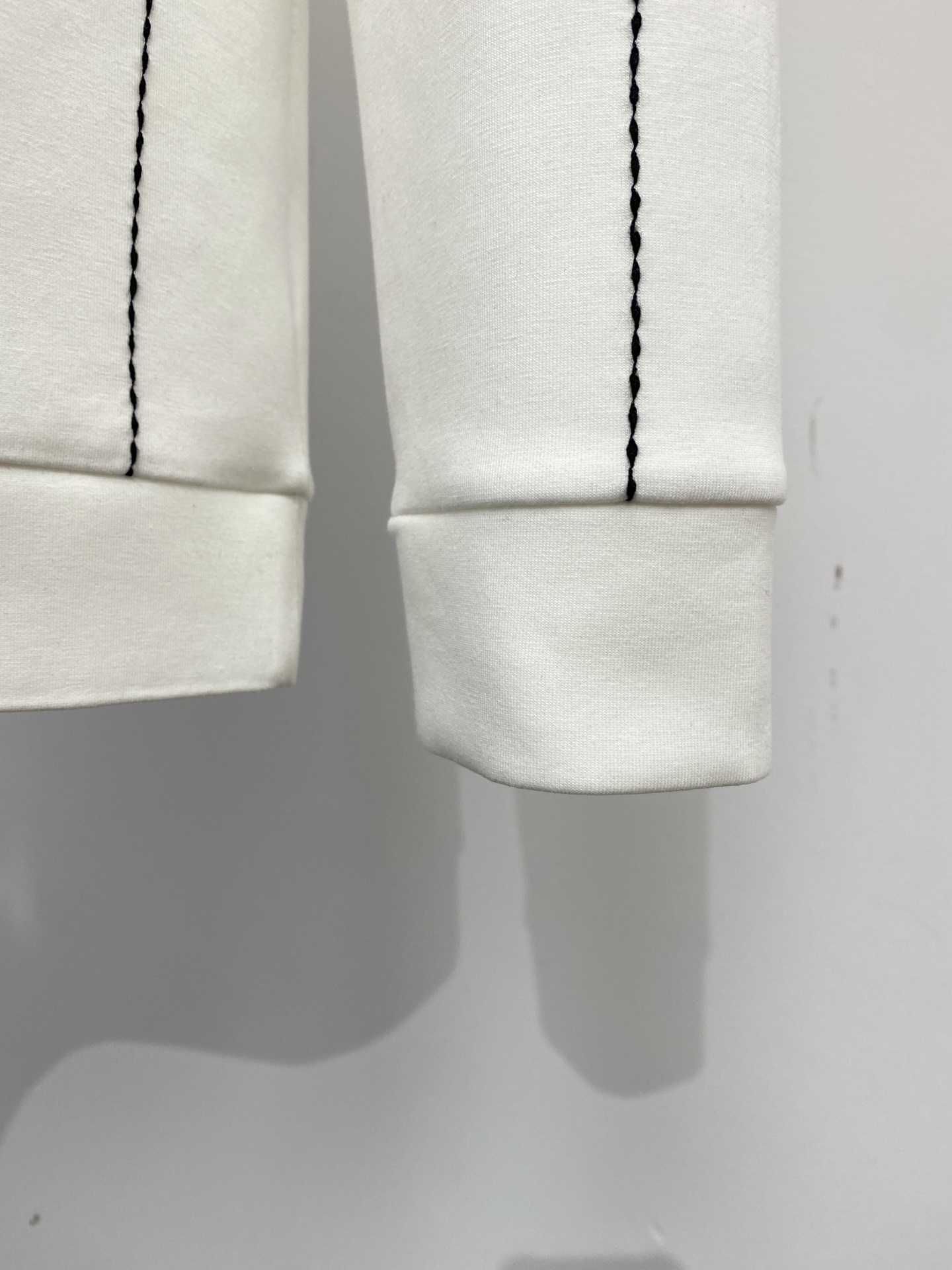 🌾退换！ DG、2025新品长袖卫衣，帅气时尚，胸前五金装饰字母logo，简约百搭款。面料棉 不仅挺括，