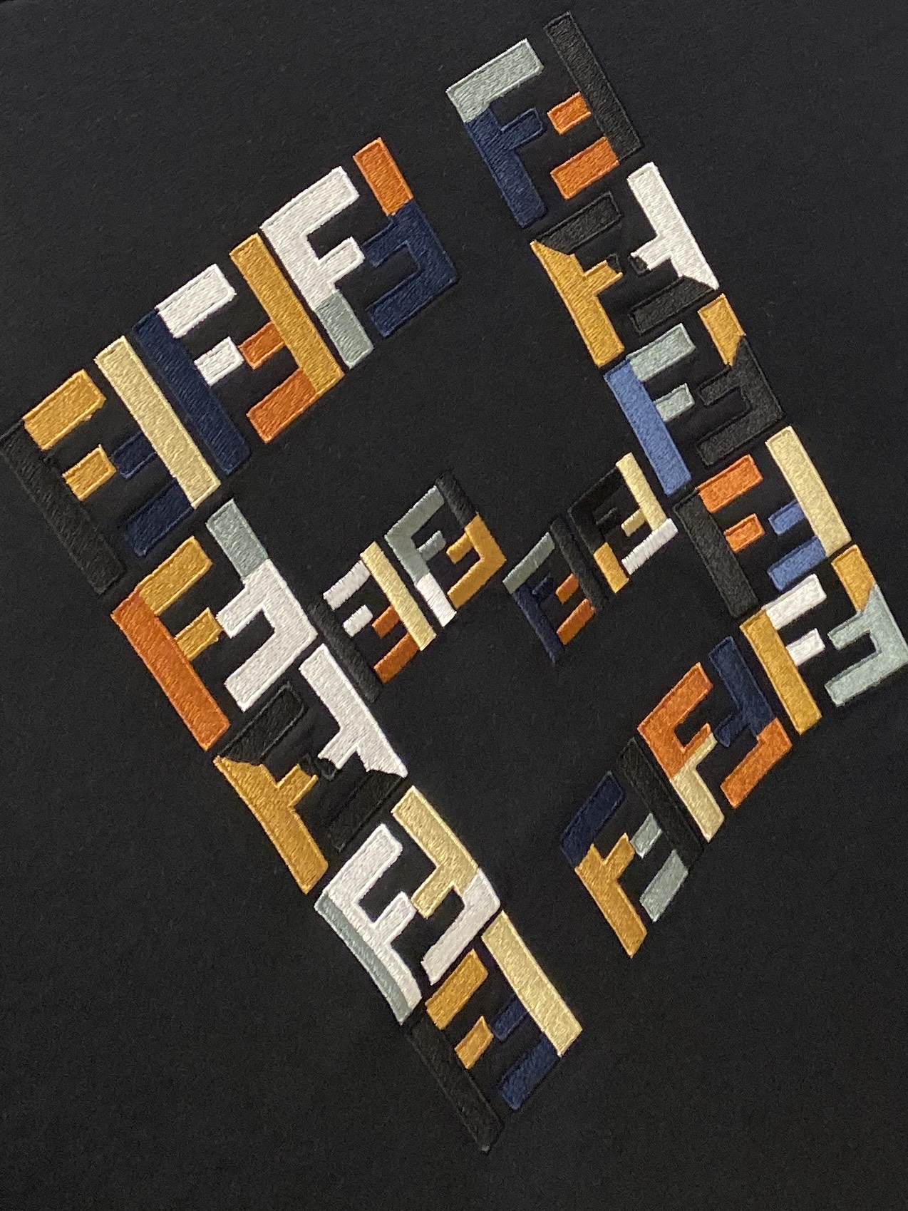 🌾退换！ 芬迪、2025新品长袖卫衣，帅气时尚，胸前精致刺绣字母logo，简约百搭款。面料棉 不仅挺括，