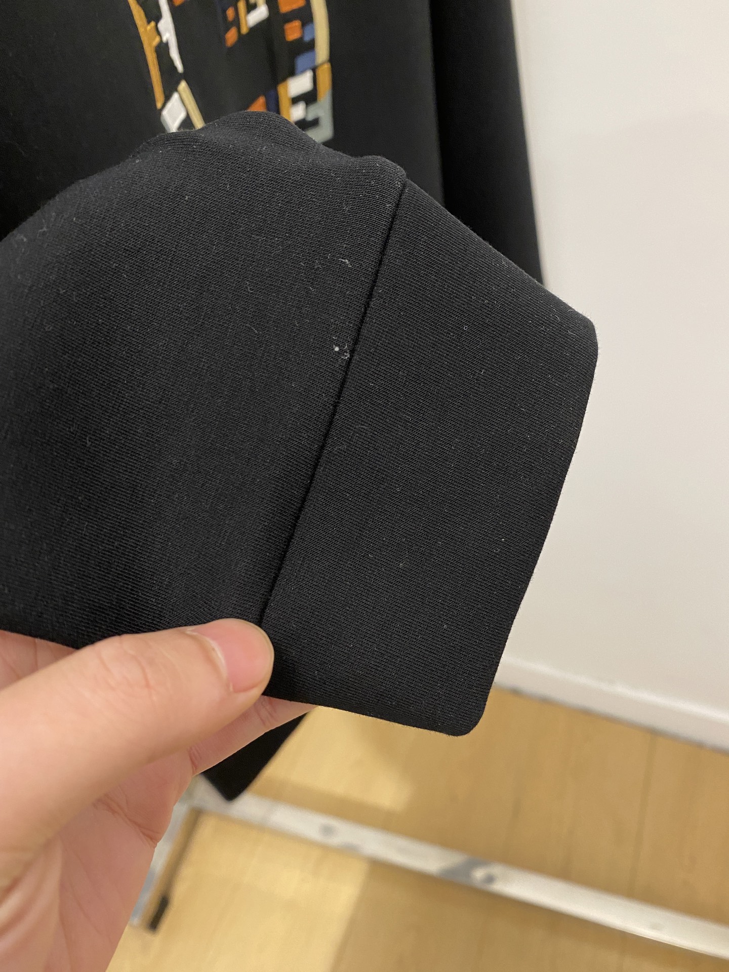 🌾退换！ 芬迪、2025新品长袖卫衣，帅气时尚，胸前精致刺绣字母logo，简约百搭款。面料棉 不仅挺括，