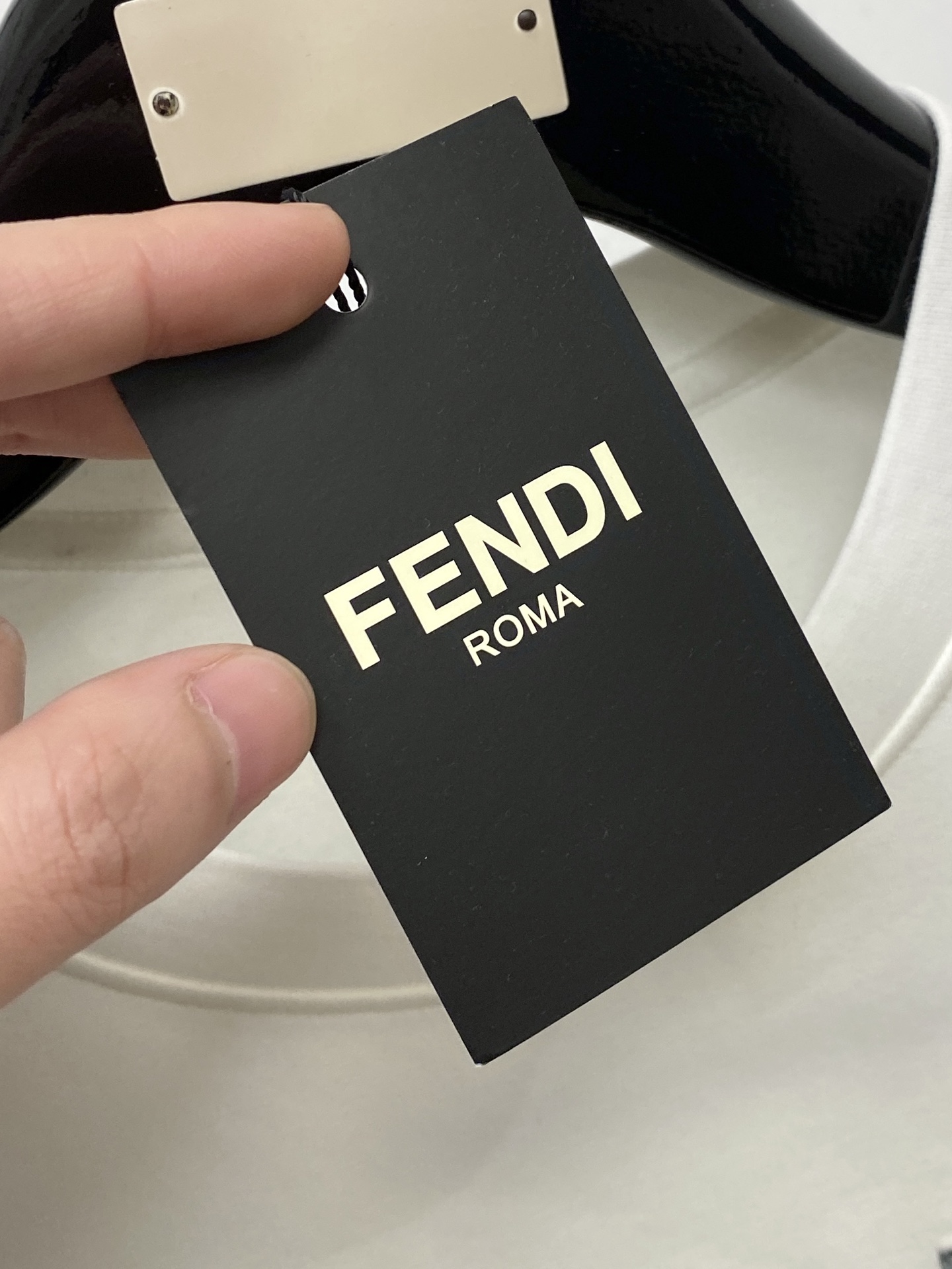 🌾退换！ 芬迪、2025新品长袖卫衣，帅气时尚，胸前精致刺绣字母logo，简约百搭款。面料棉 不仅挺括，