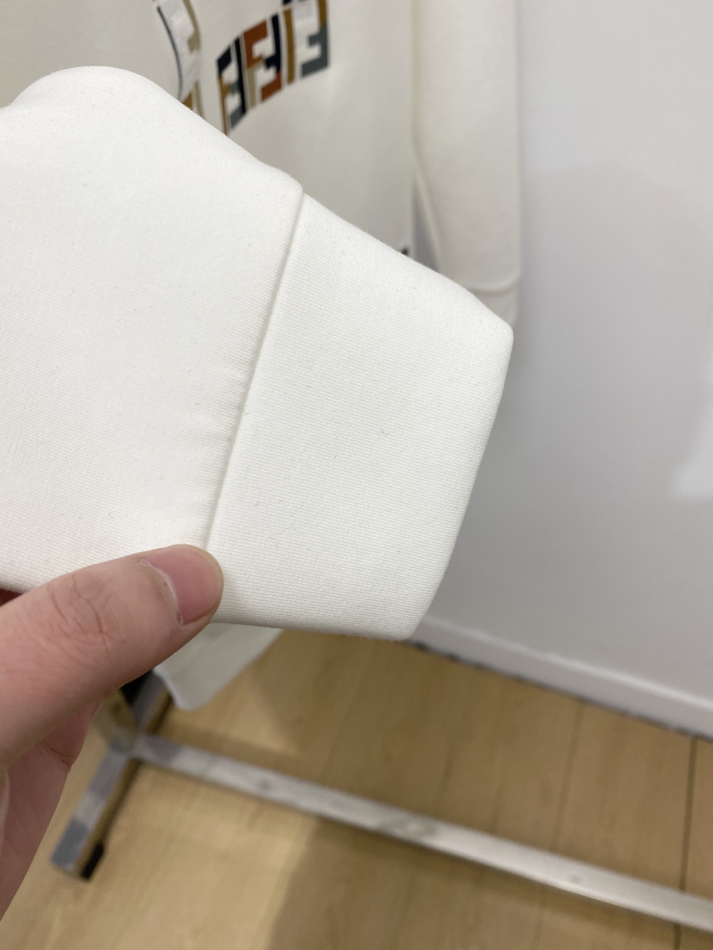 🌾退换！ 芬迪、2025新品长袖卫衣，帅气时尚，胸前精致刺绣字母logo，简约百搭款。面料棉 不仅挺括，