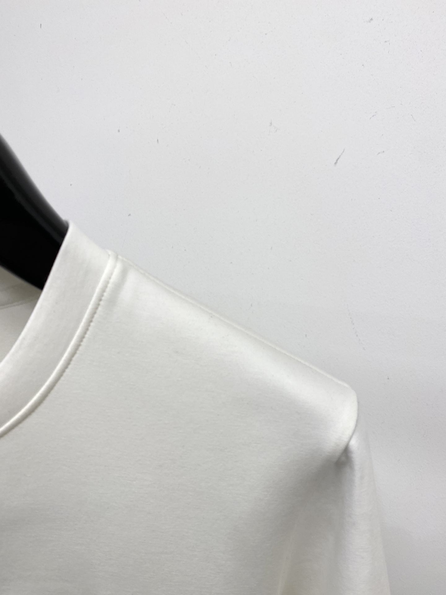 🌾退换！ 芬迪、2025新品长袖卫衣，帅气时尚，胸前精致刺绣字母logo，简约百搭款。面料棉 不仅挺括，