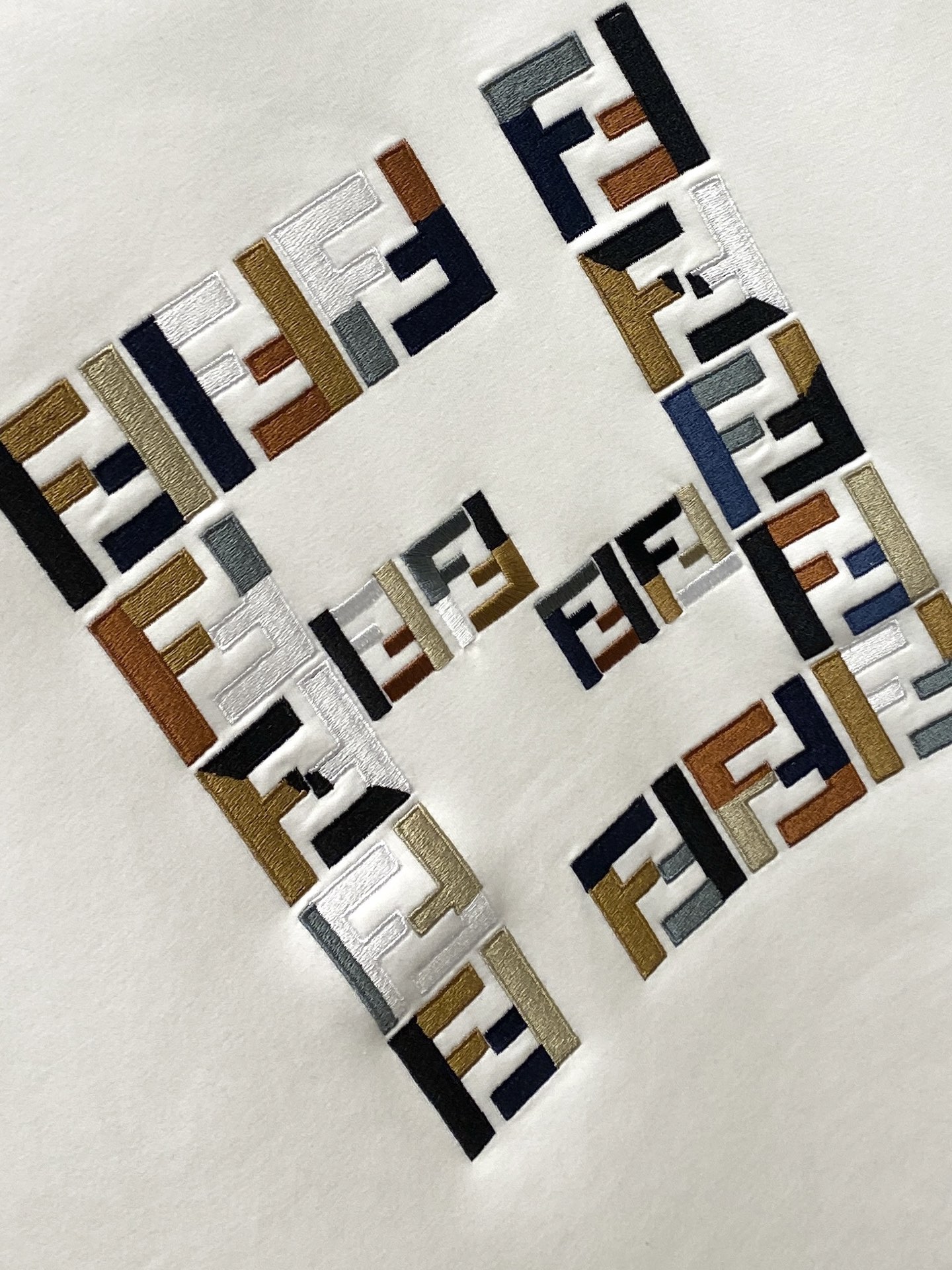 🌾退换！ 芬迪、2025新品长袖卫衣，帅气时尚，胸前精致刺绣字母logo，简约百搭款。面料棉 不仅挺括，