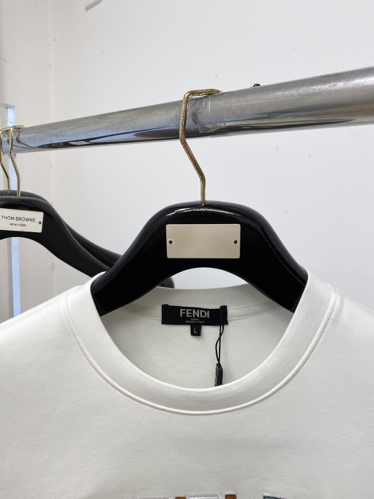 🌾退换！ 芬迪、2025新品长袖卫衣，帅气时尚，胸前精致刺绣字母logo，简约百搭款。面料棉 不仅挺括，