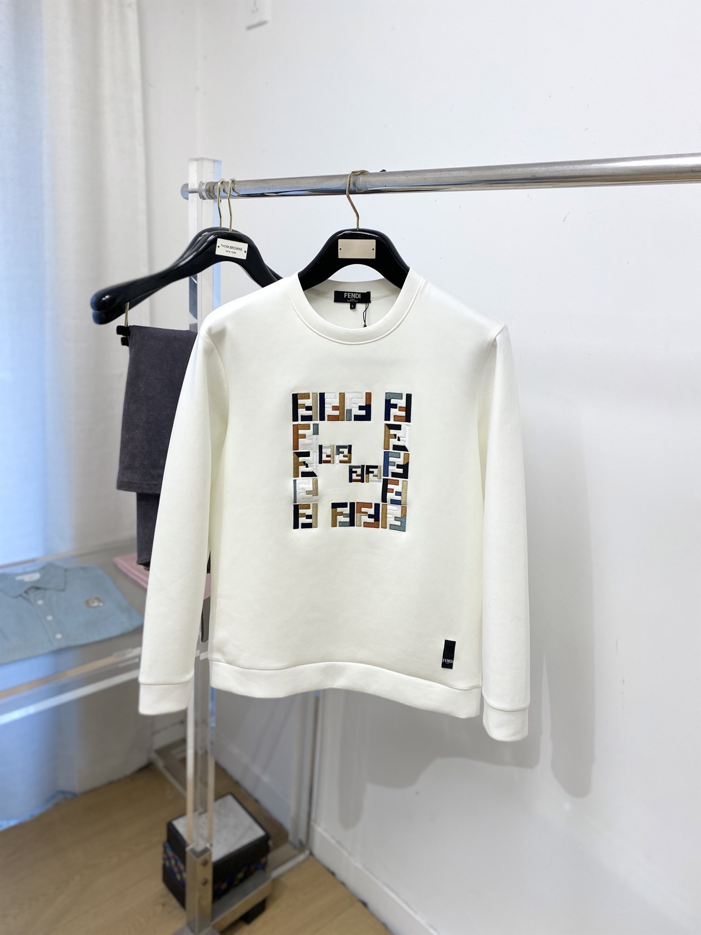 🌾退换！ 芬迪、2025新品长袖卫衣，帅气时尚，胸前精致刺绣字母logo，简约百搭款。面料棉 不仅挺括，