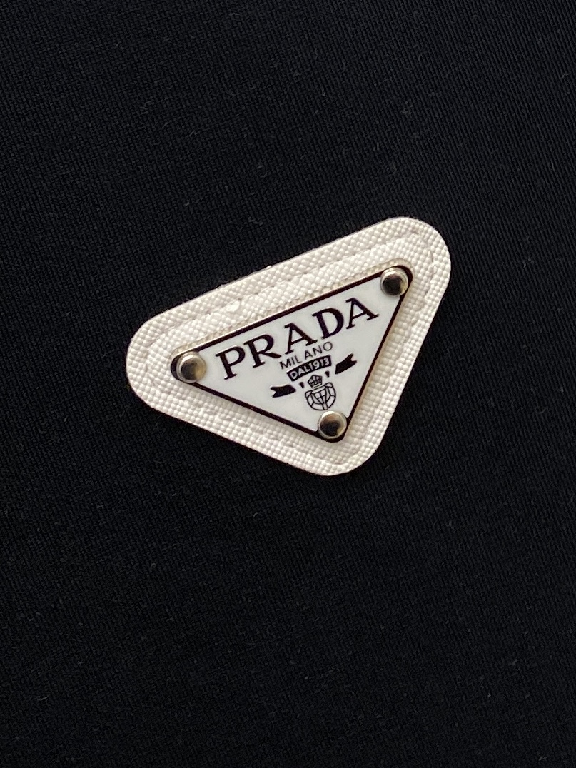 ￼ 🌾退换！ 普拉达、2025新品长袖卫衣，帅气时尚，胸前五金装饰三角标logo，简约百搭款。面料棉 不