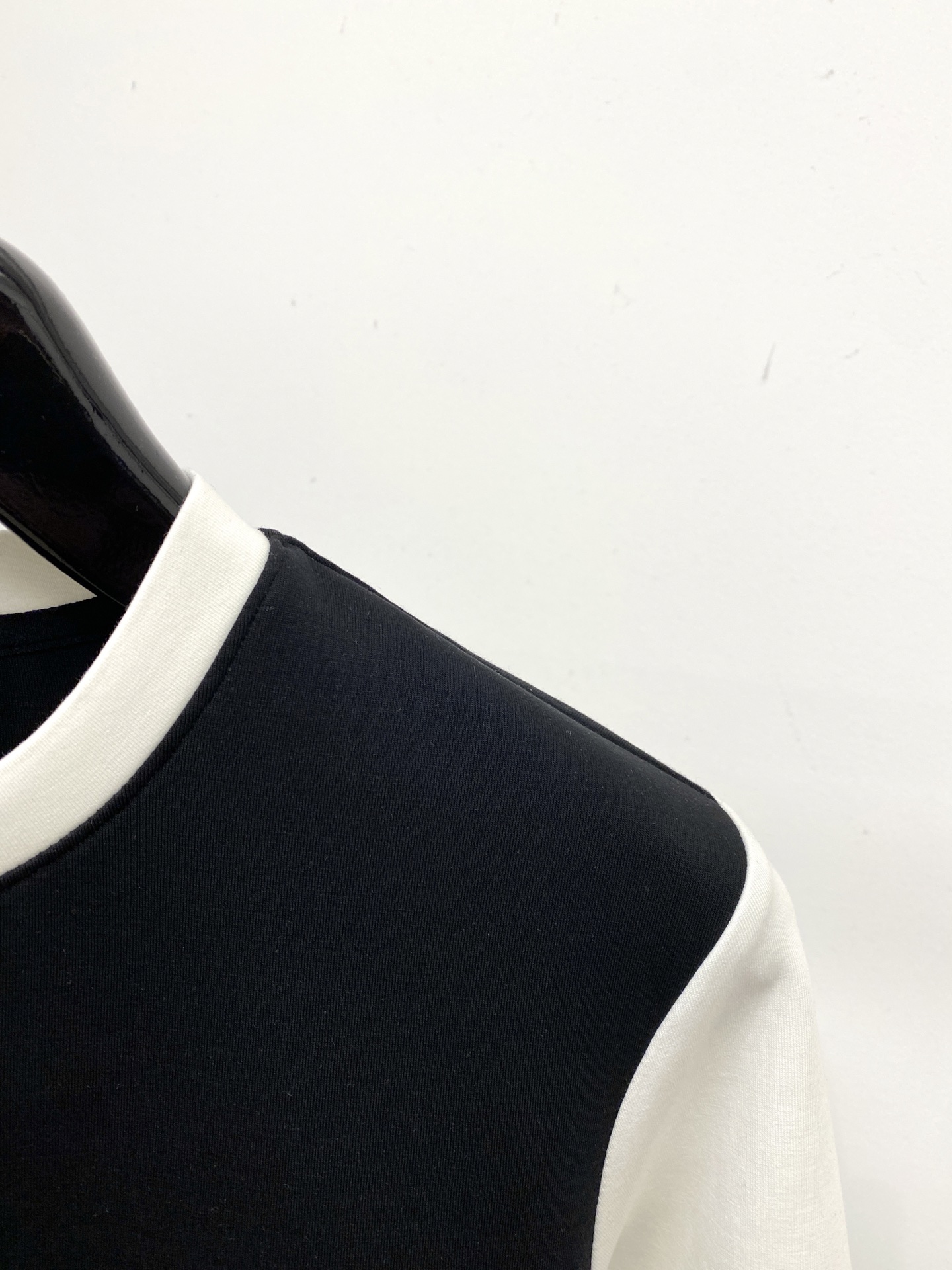 ￼ 🌾退换！ 普拉达、2025新品长袖卫衣，帅气时尚，胸前五金装饰三角标logo，简约百搭款。面料棉 不