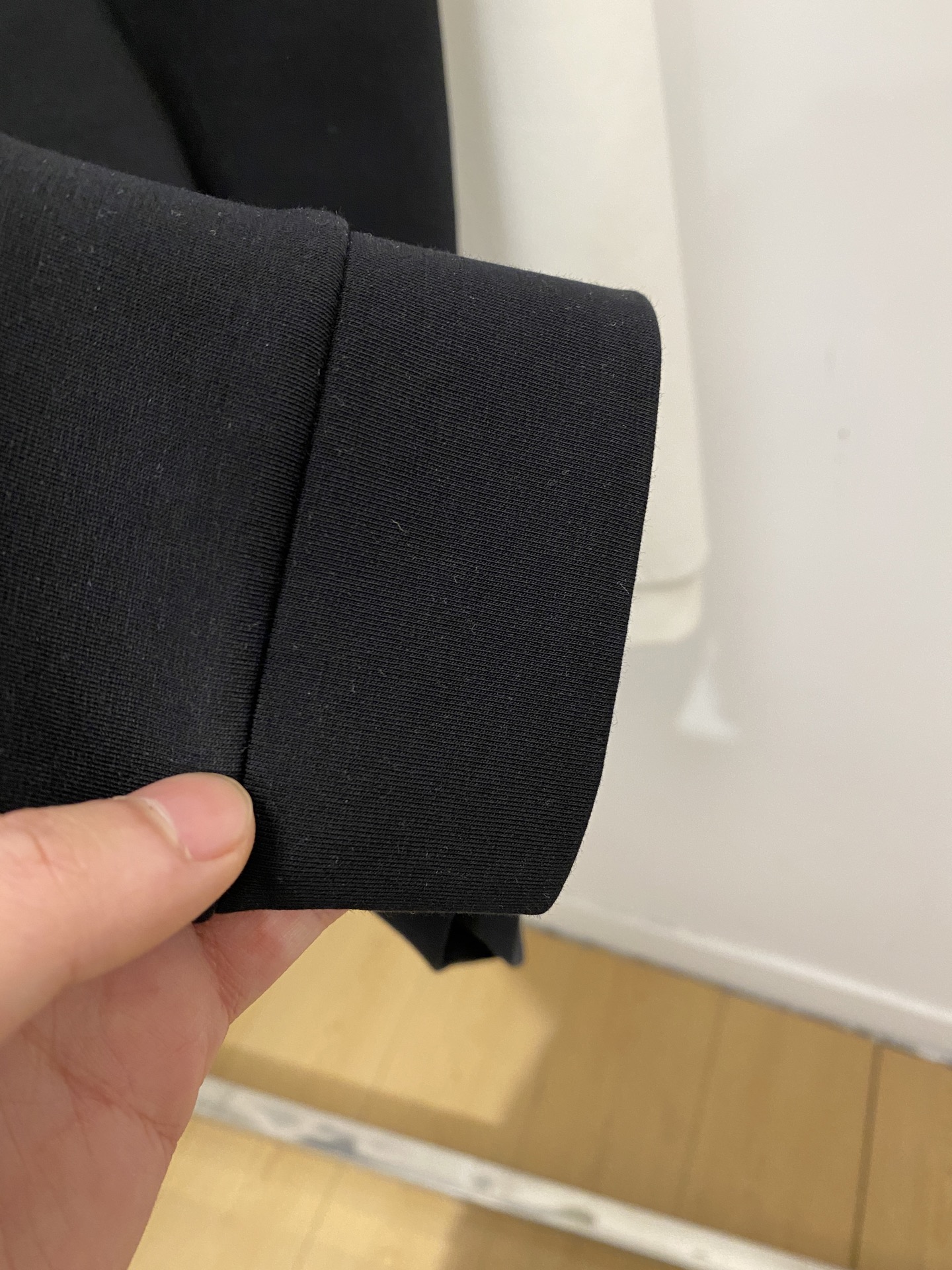 ￼ 🌾退换！ 普拉达、2025新品长袖卫衣，帅气时尚，胸前五金装饰三角标logo，简约百搭款。面料棉 不