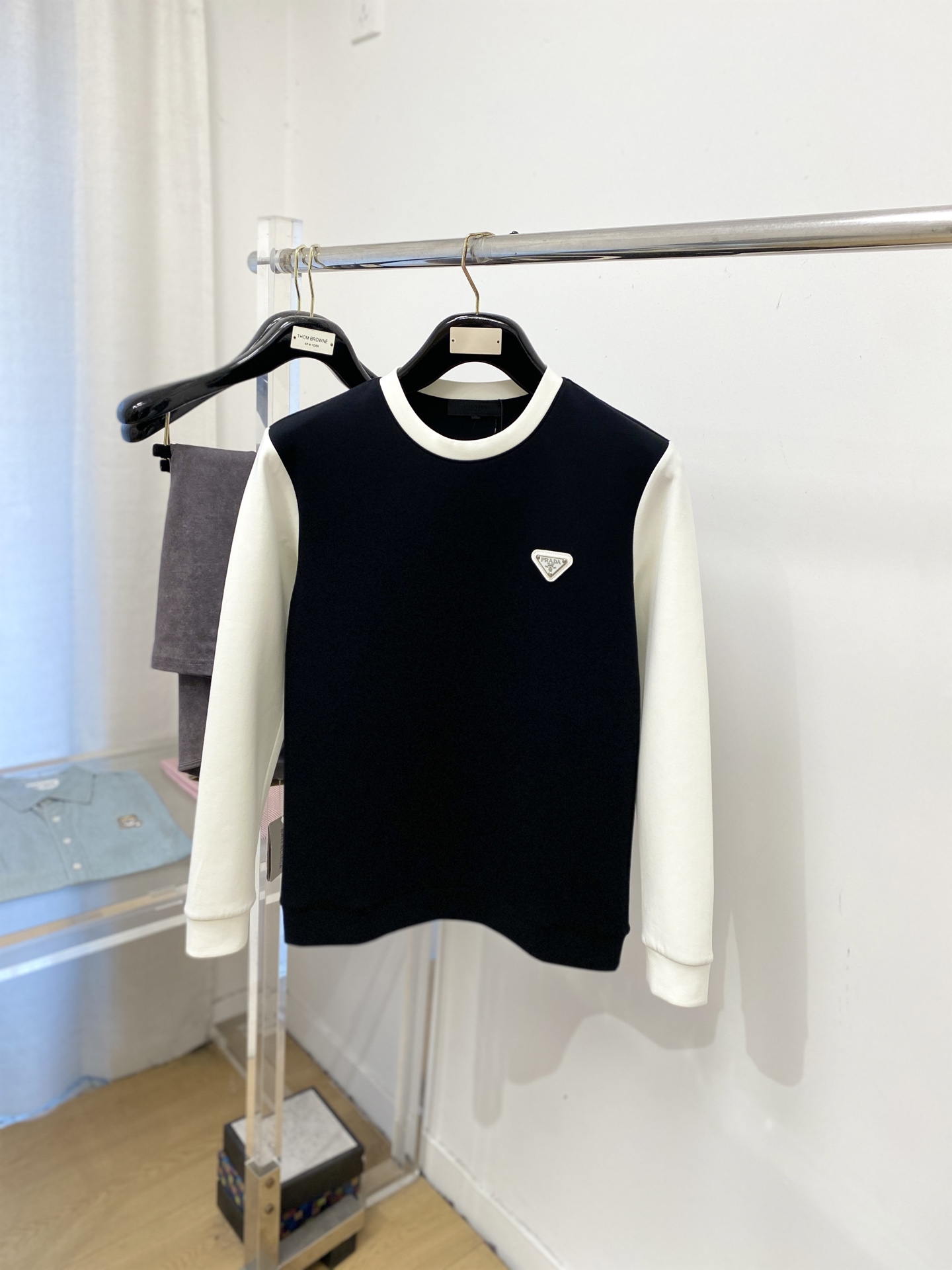 ￼ 🌾退换！ 普拉达、2025新品长袖卫衣，帅气时尚，胸前五金装饰三角标logo，简约百搭款。面料棉 不